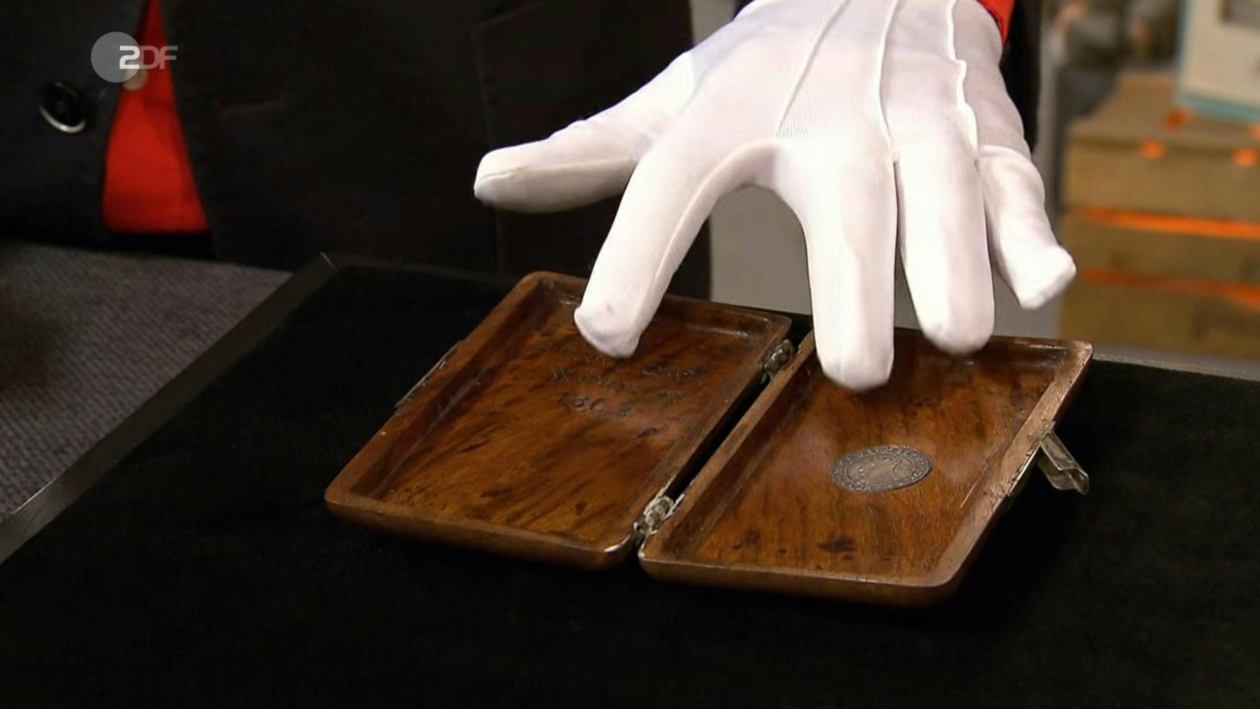 In die Schatulle, die bei „Bares für Rares“ zum Verkauf steht, ist eine Münze eingelassen.