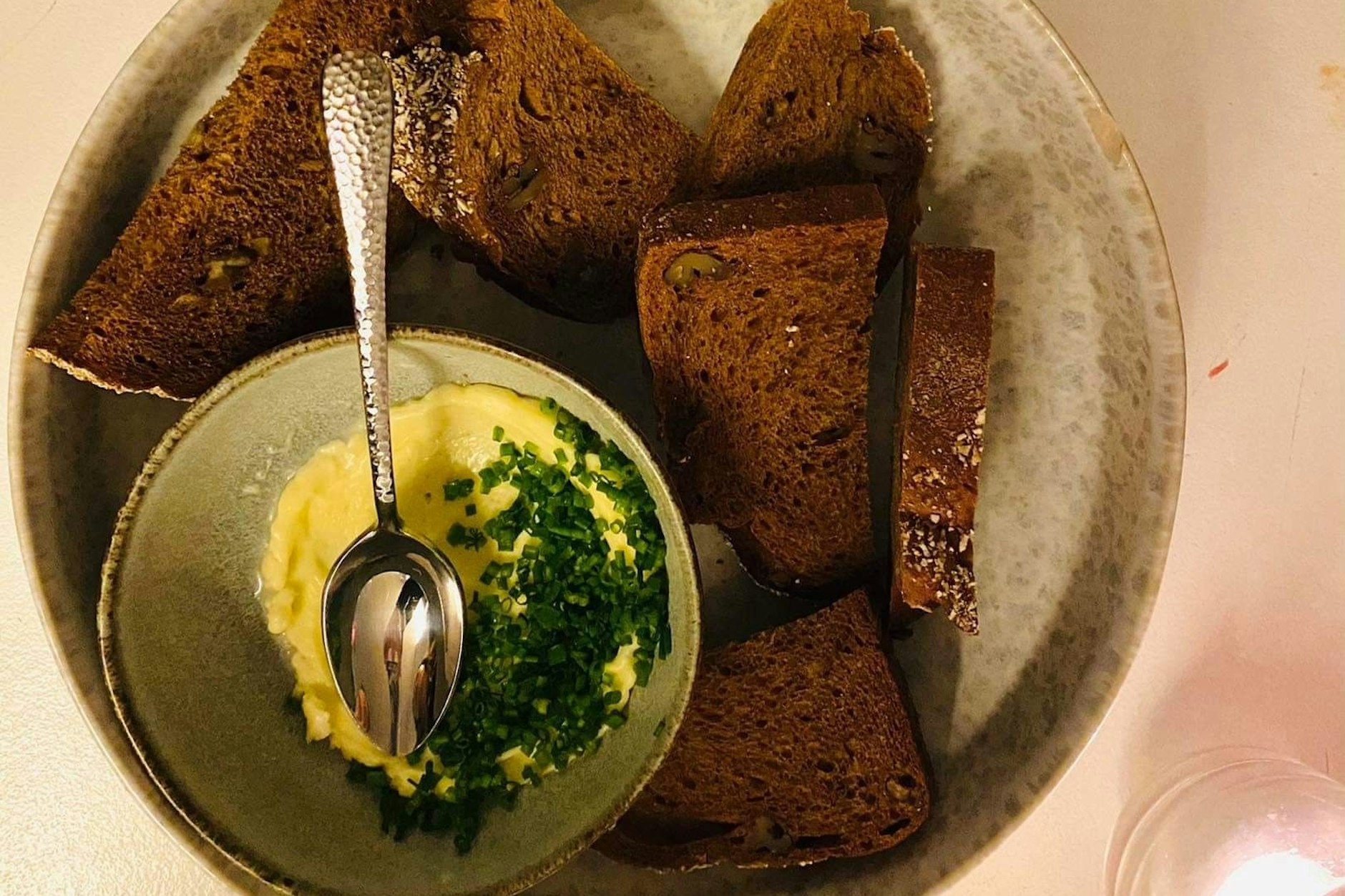 Vor dem Schnitzel gibt es ein Walnussbrot mit wunderbar rahmiger Schnittlauchbutter. 