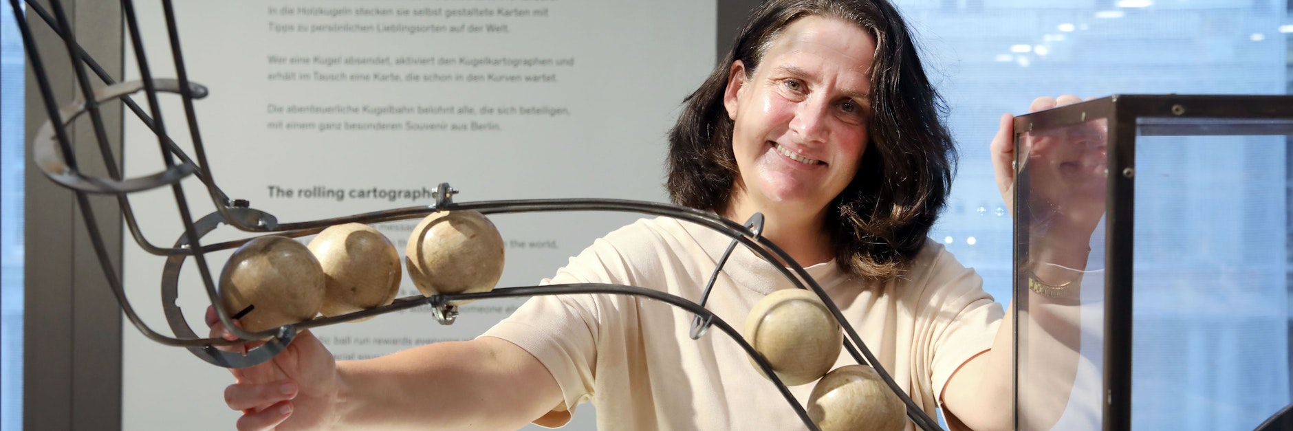 Ausstellungsmacherin Constanze Schröder (54) am Kugel-Automaten, mit dem man Nachrichten senden und empfangen kann.