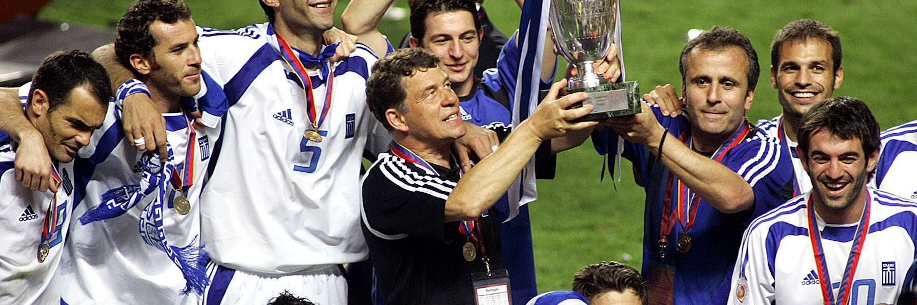 4. Juli 2004: Otto Rehhagel hebt die EM-Trophäe in den HImmel von LIssabon. Sensationell gewannen die Griechen gegen Gastgeber Portugal das Finale mit 1:0.Fußball.