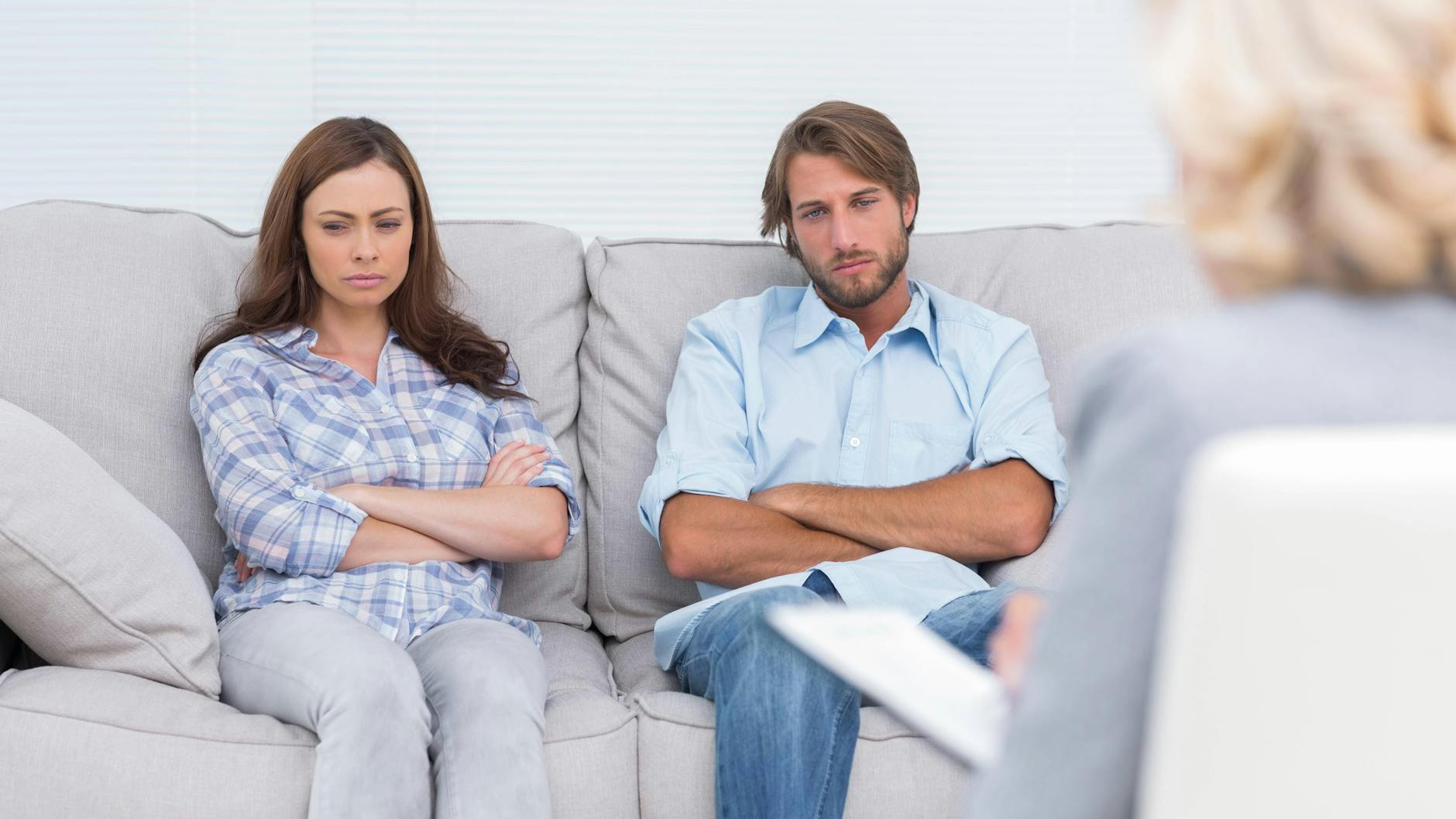 Wenn Paare sich nichts mehr zu sagen haben, gehen sie zur Therapie (Symbolfoto). Das sei viel zu spät, sagt die Expertin.