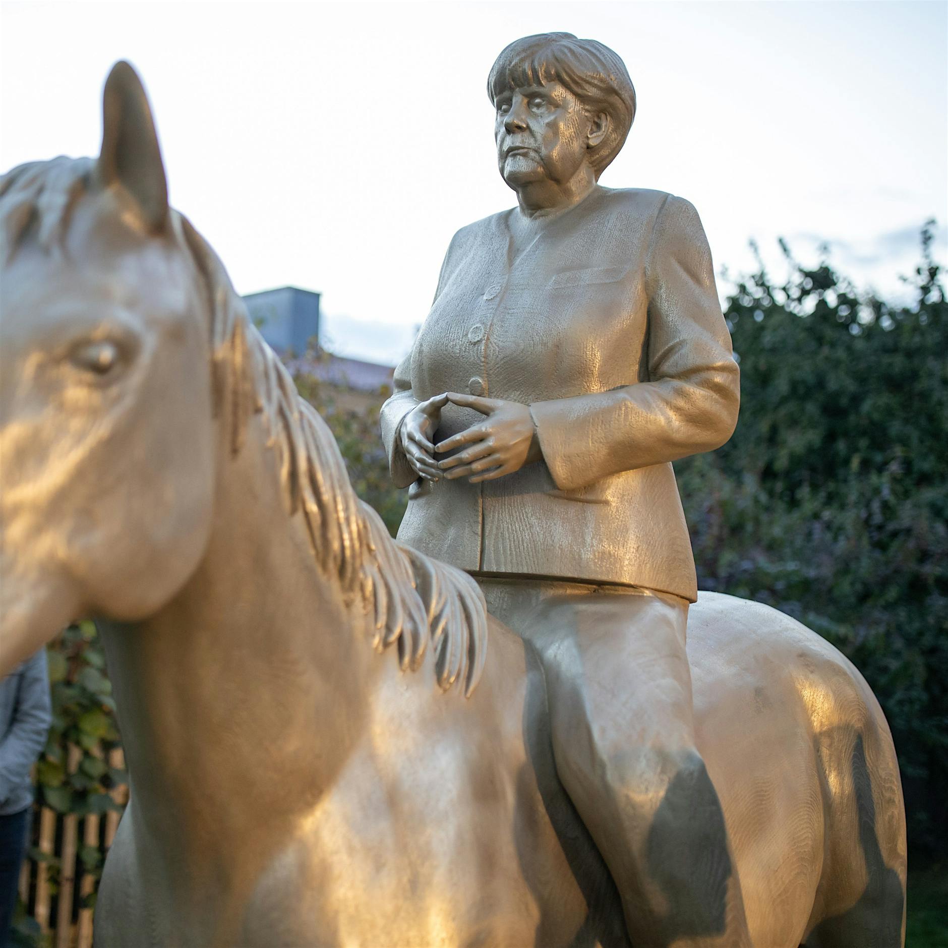 Reiterstandbild mit Kanzlerin Merkel im Hosenanzug enthüllt