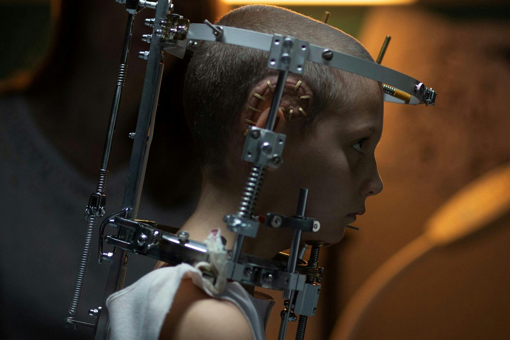 Nach einem Unfall fühlt die Heldin aus „Titane“ sich zu Autos hingezogen und tötet Menschen , die ihr zu nahe kommen.