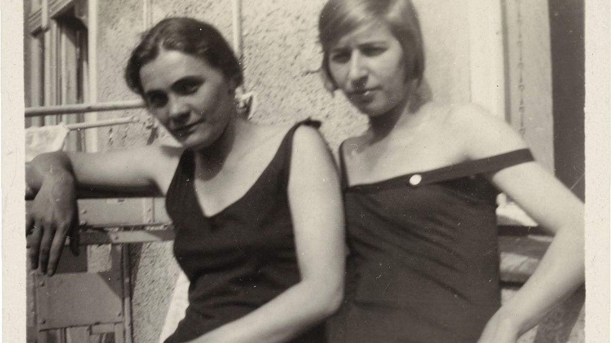 Flapper-Power: Jarmila Haasová (links) und ihre Freundin Gisela Lyner in Neu-Strehlitz, 1925.