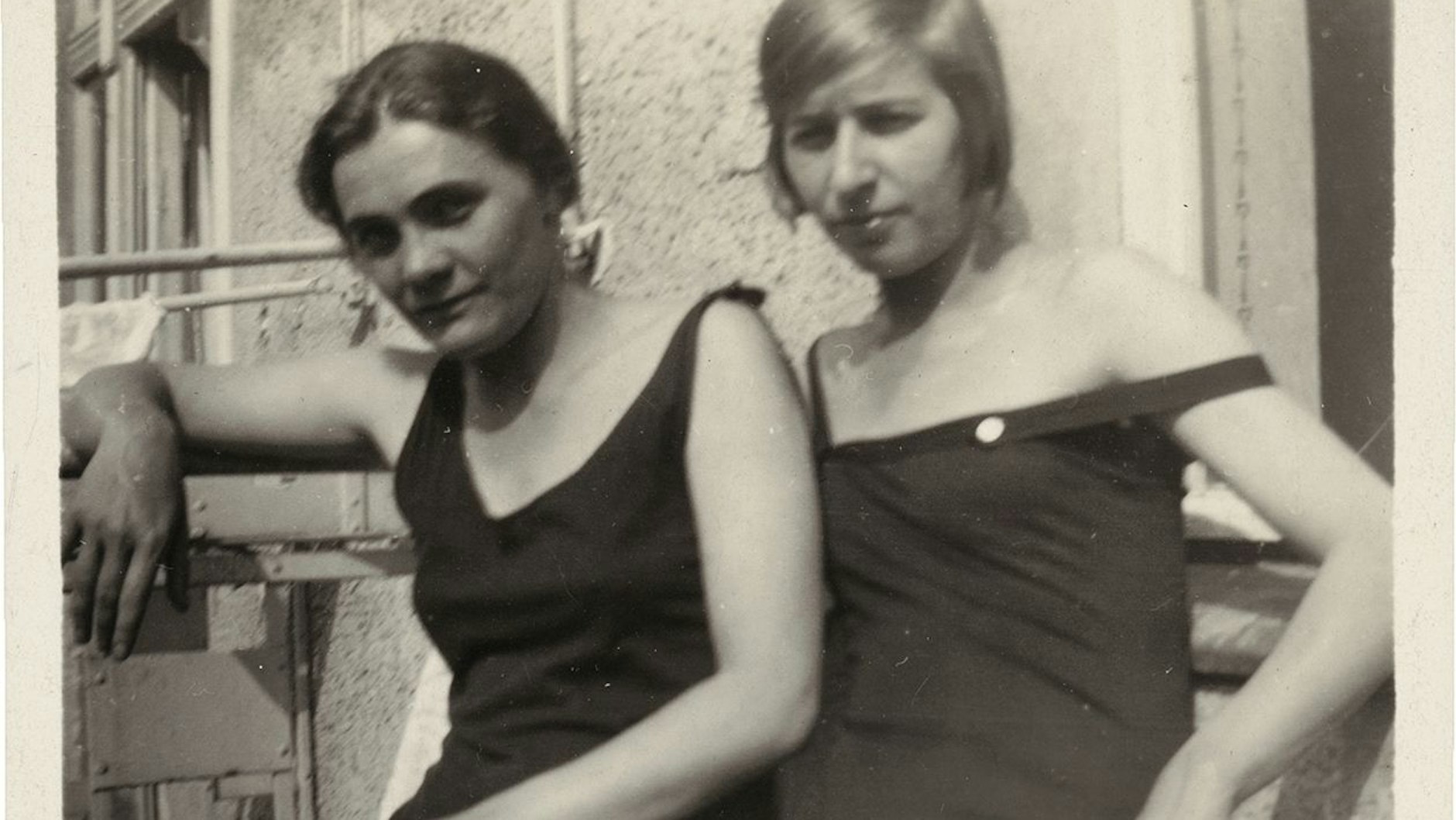 Flapper-Power: Jarmila Haasová (links) und ihre Freundin Gisela Lyner in Neu-Strehlitz, 1925.
