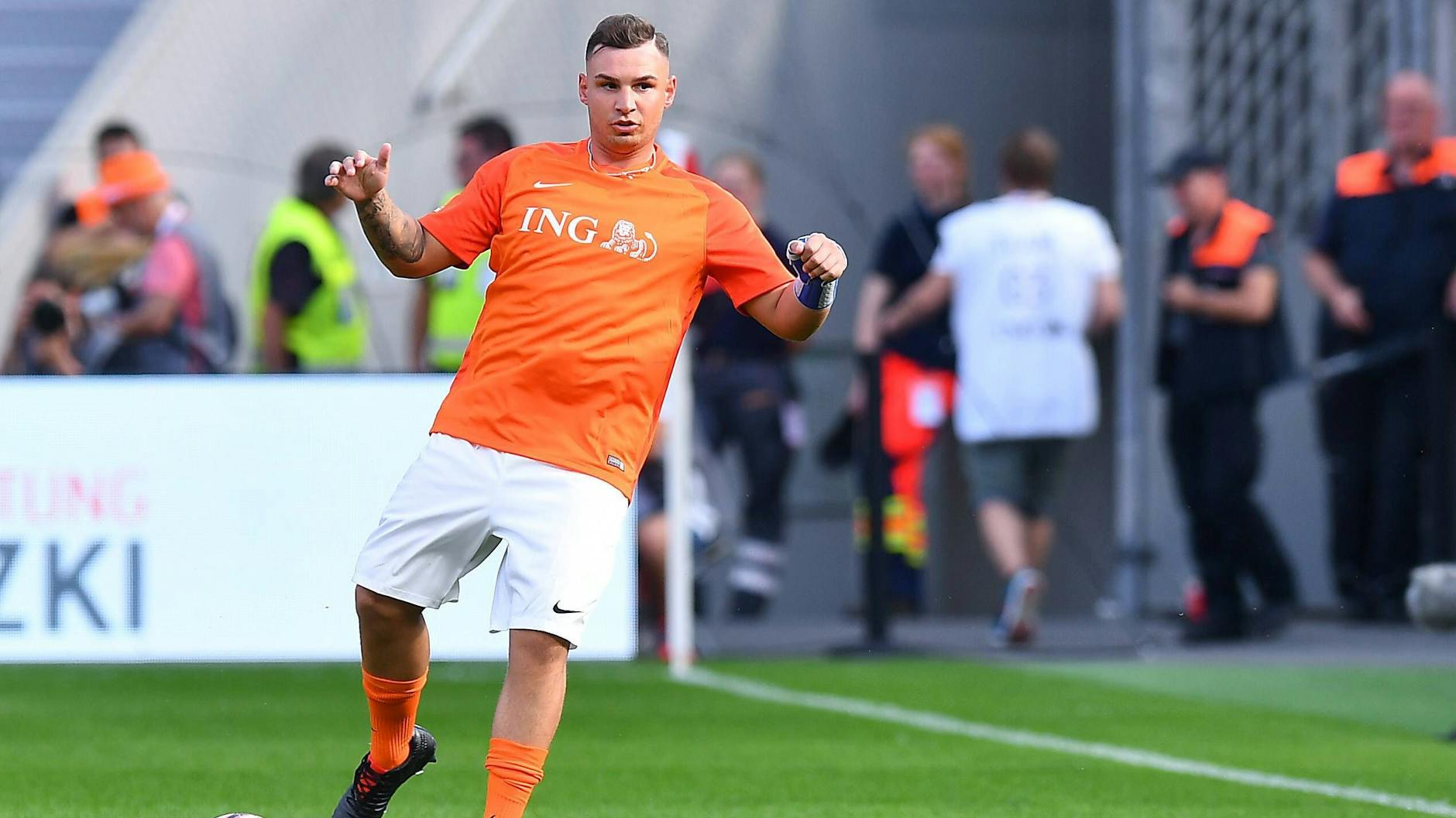 DSDS-Sieger Pietro Lombardi bei einem Benefiz-Spiel in Leverkusen.