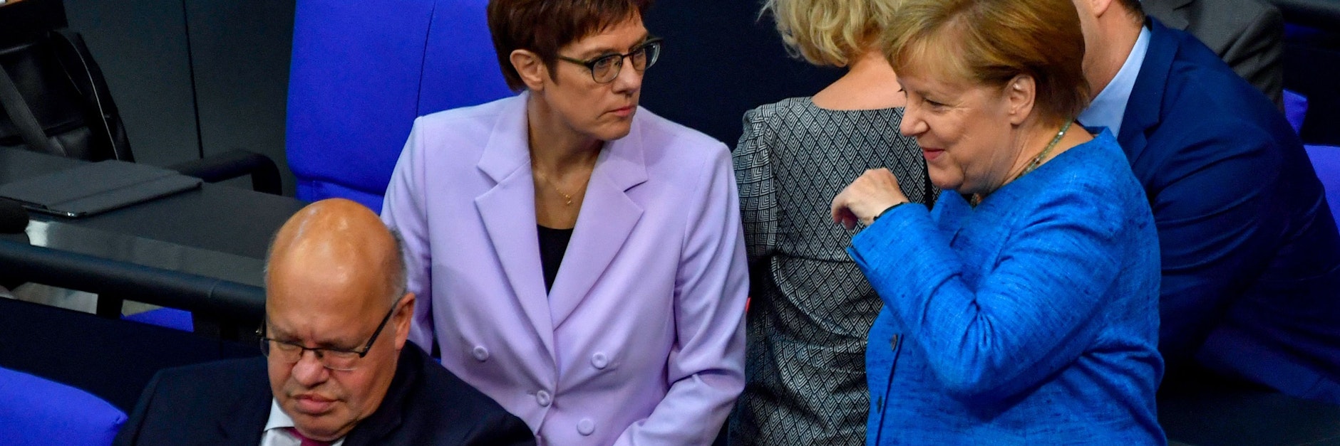 Minister Peter Altmaier mit Annegret Kramp-Karrenbauer (m.) und&nbsp;Angela Merkel (r.)