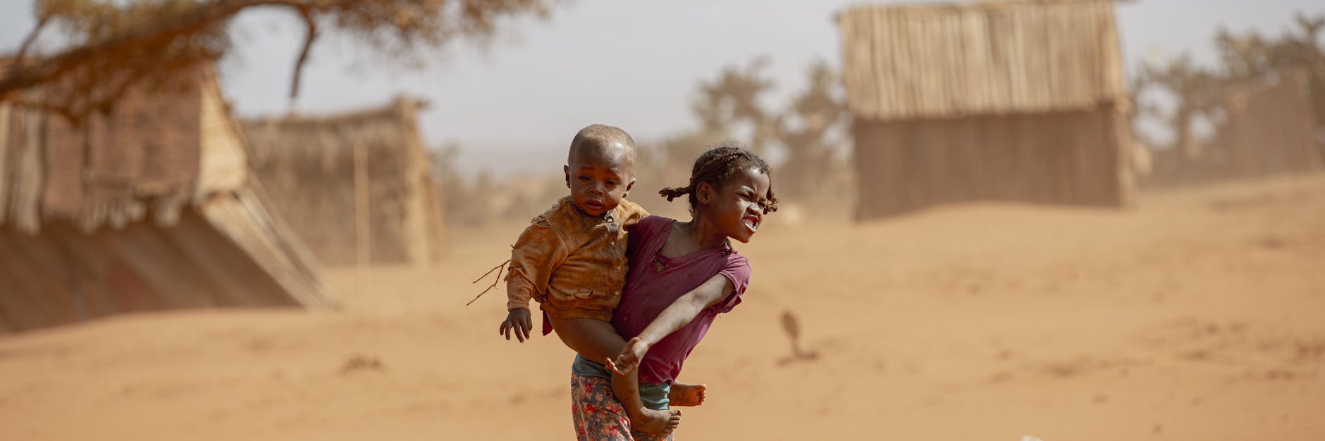 Kinder im Süden Madagaskars. Die schlimmste Dürre seit Jahrzehnten gefährdet in dem vor Afrikas Ostküste gelegenen Inselstaat Madagaskar das Leben Hunderttausender Menschen.