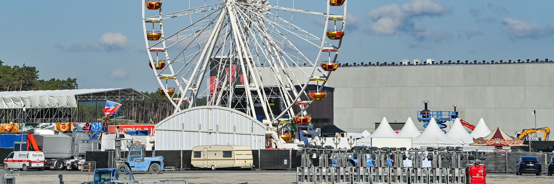 Das Riesenrad steht - die Party kann starten. Der US-Elektroautohersteller Tesla will zum Tag der offenen Tür am Sonnabend (9. Oktober) Tausende Gäste auf der Baustelle seiner Fabrik in Grünheide bei Berlin feiern lassen.