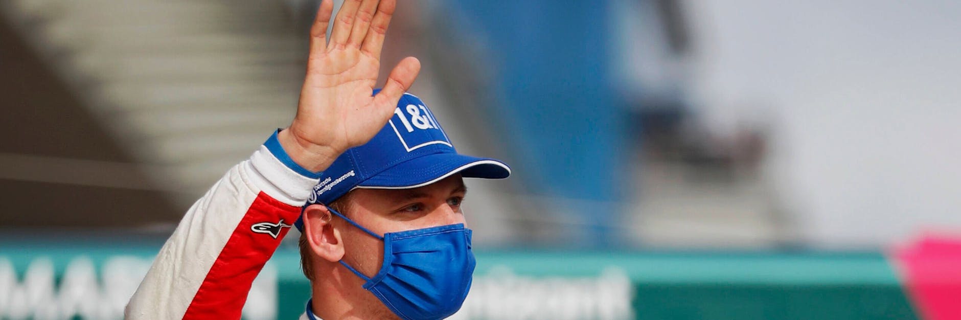 Mick Schumacher grüßt seine Fans. Auf der Regenpiste von Istanbul war er einer der Besten im Qualifying