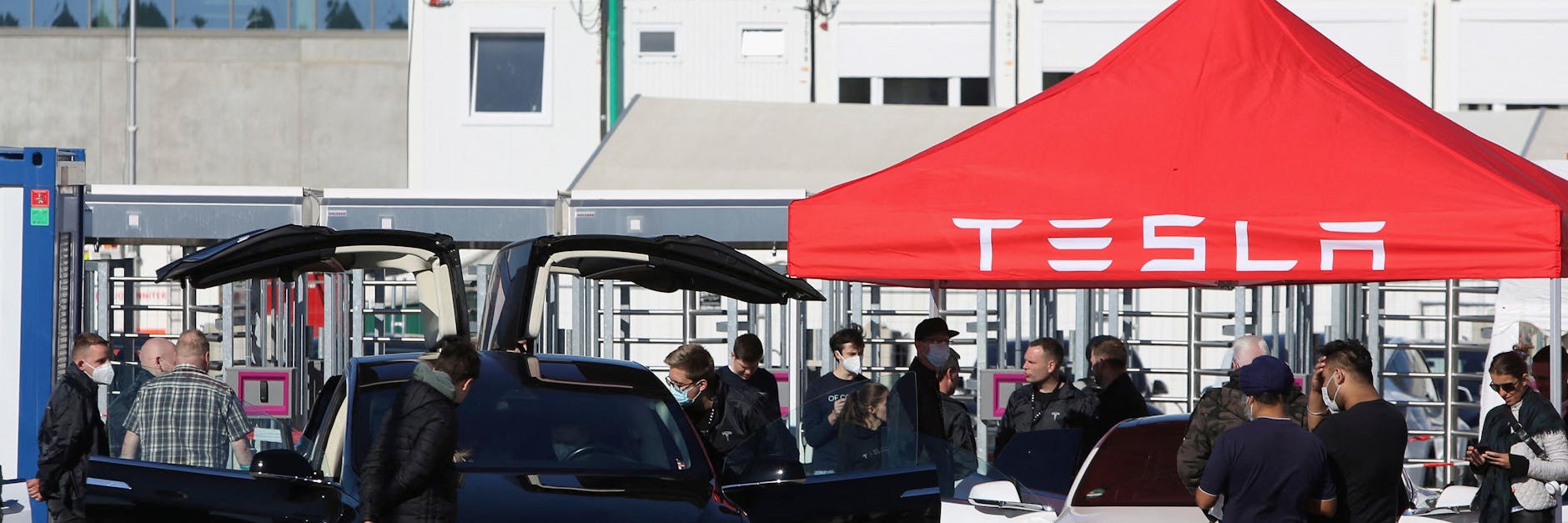 Probesitzen im Tesla: Tausende sind beim Volksfest von Elon Musk.