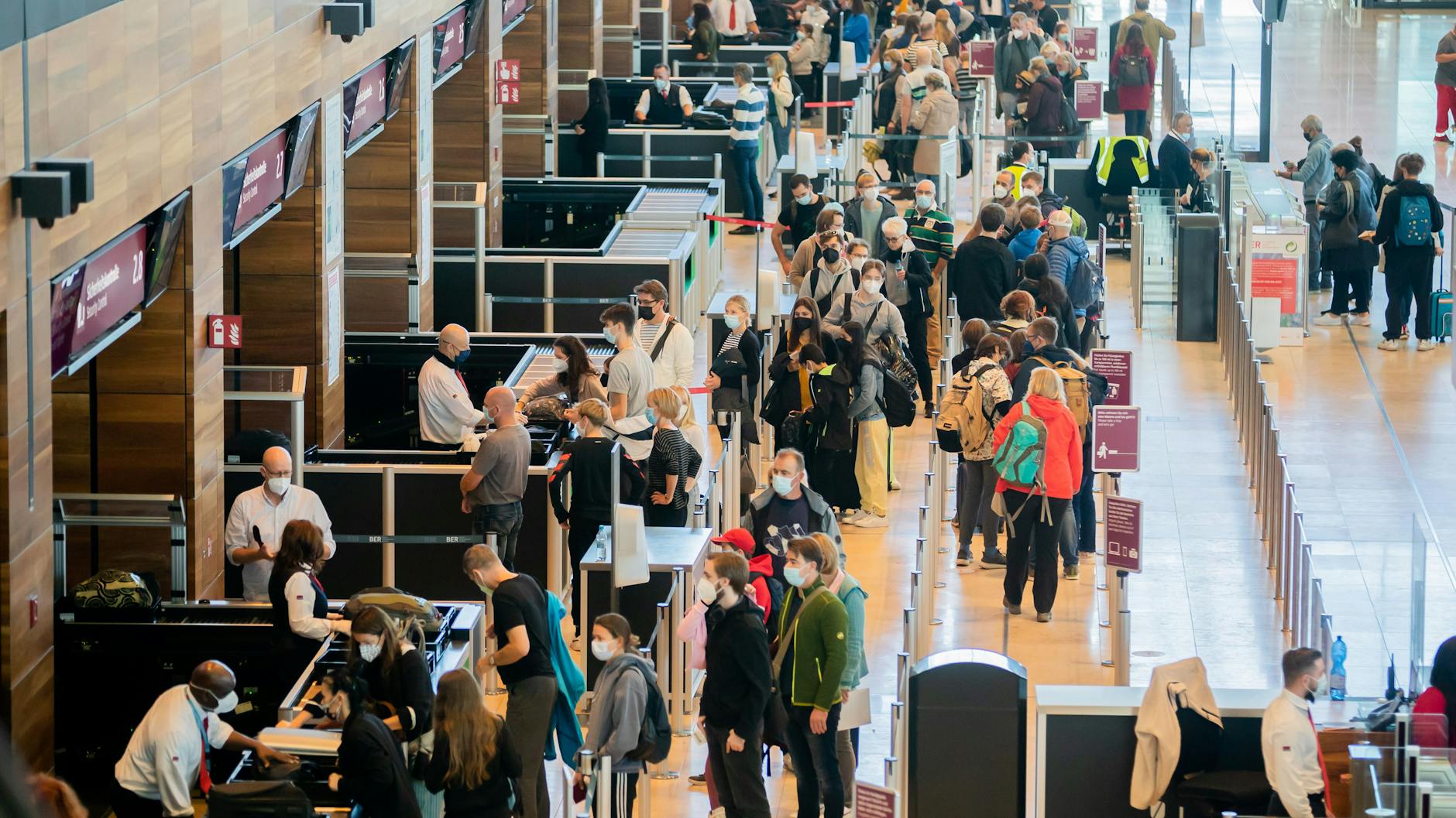 Die Flughafengesellschaft Berlin-Brandenburg (FBB) rechnete für den Start der Herbstferien mit vielen Fluggästen. Dennoch kommt es am Samstag zu langen Wartezeiten. 
