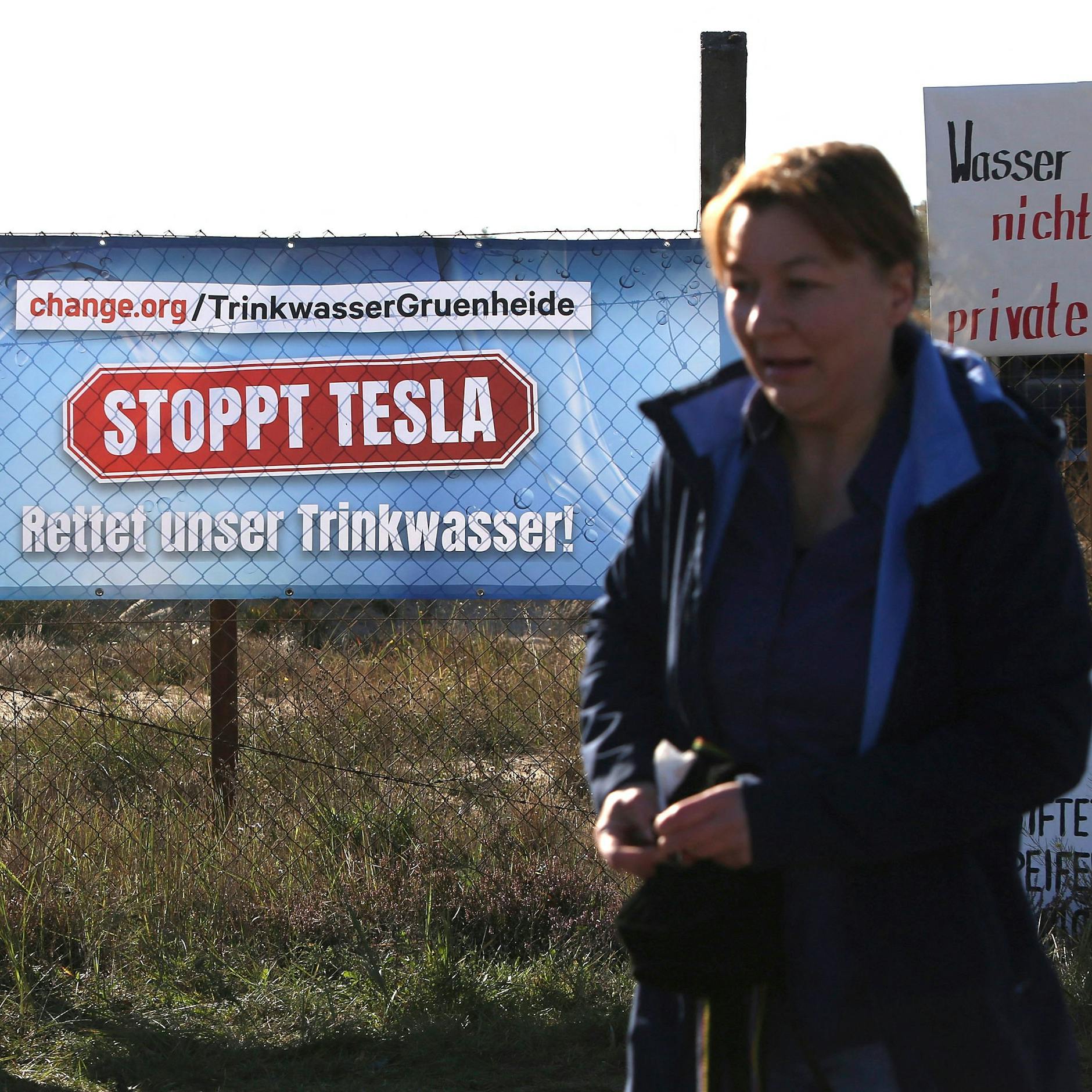 Protest der Gegner vor dem Tor.