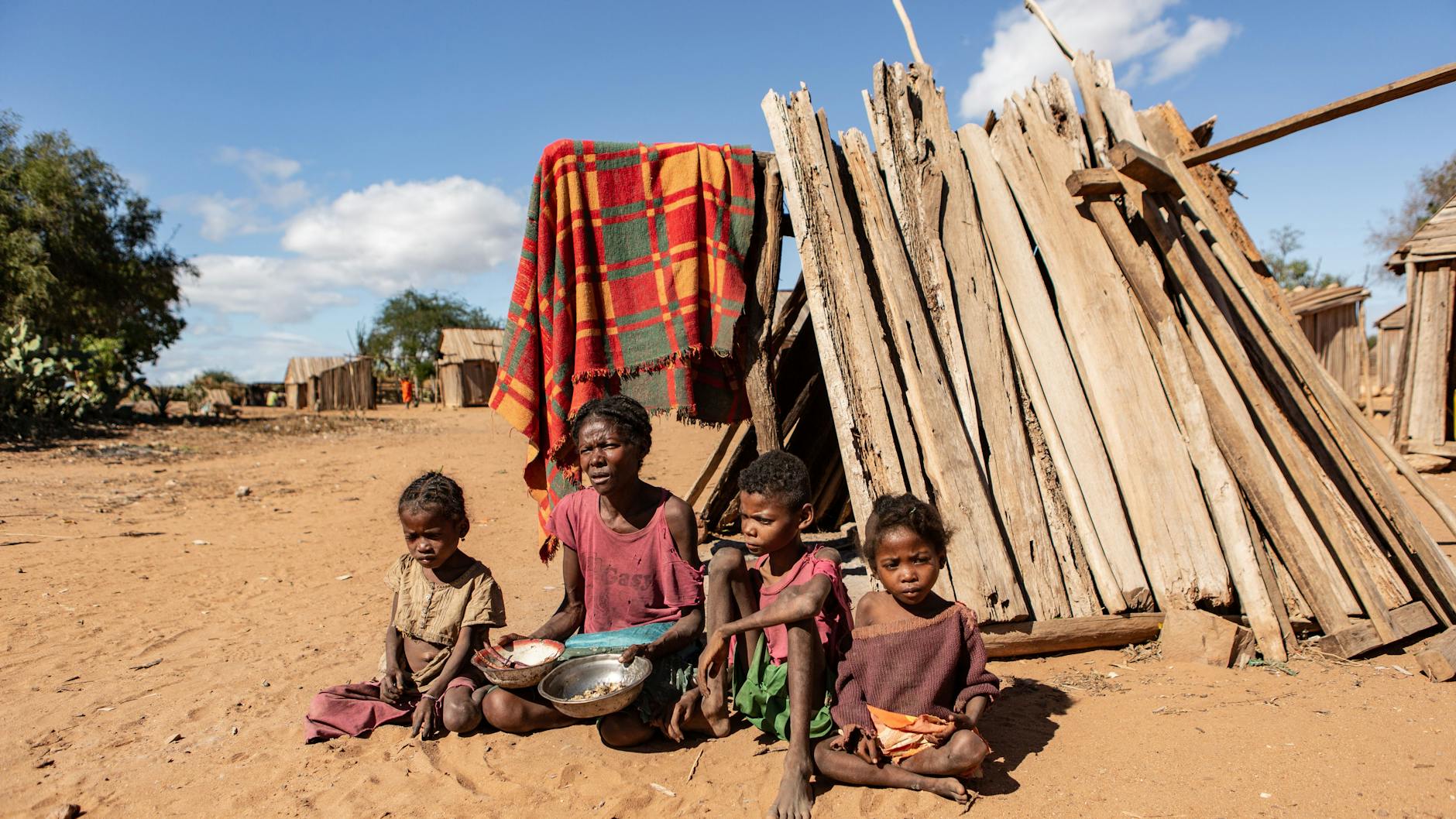  Tamiry lebt mit ihren drei Kindern Torovelo, Mbahomamy und Manenjina in Fandiova, einem der Dörfer, in denen sich die Situation am meisten zugespitzt hat.