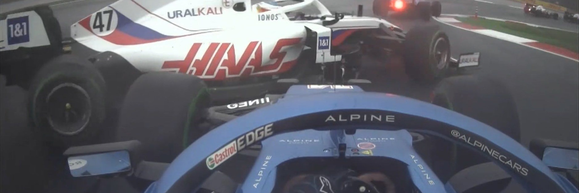 Rums! Fernando Alonso steuert seinen blauen Alpine direkt in die Seite von Mick Schumachers Haas.