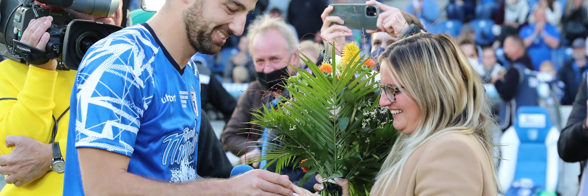 Nach dem Abschied auf dem Magdeburger Rasen geht's rasant weiter in der privaten Zukunft: Christian Beck steckt seiner Paulin, Mutter der gemeinsamen Tochter, den Verlobungsring an den Finger. 