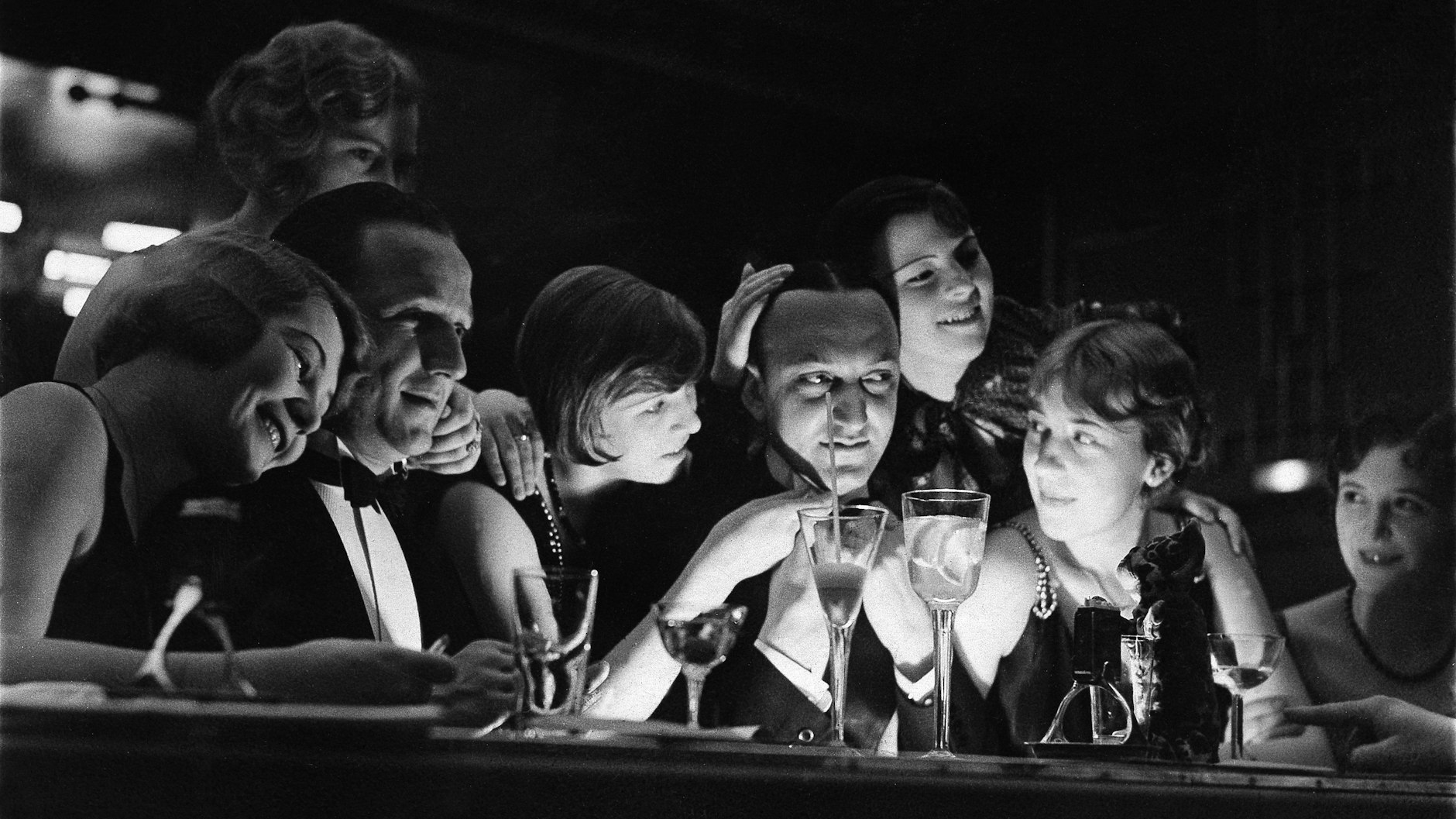 Das Nachtleben war in den Zwanzigern in Berlin berüchtigt. Die Kriminalität aber auch. Hier auf dem Bild: Eintänzerinnen und Eintänzer in einer Berliner Bar.