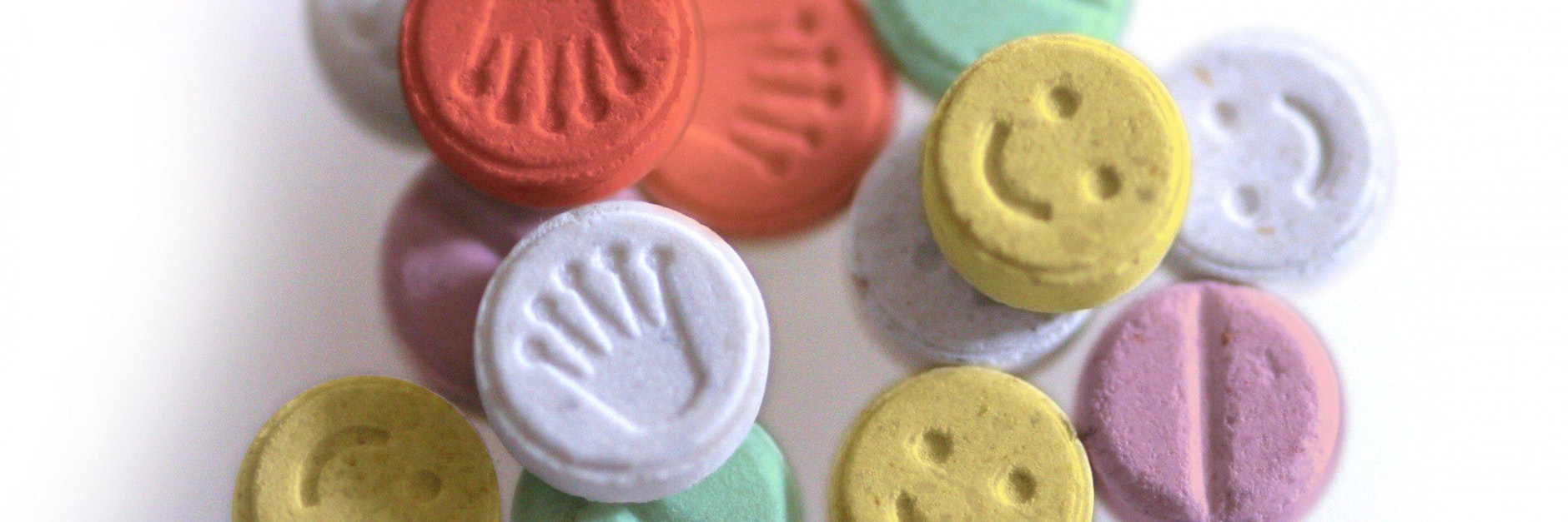 Auf dem illegalen Markt wird Ecstasy in Pillenform oder in Kapseln angeboten.<br>