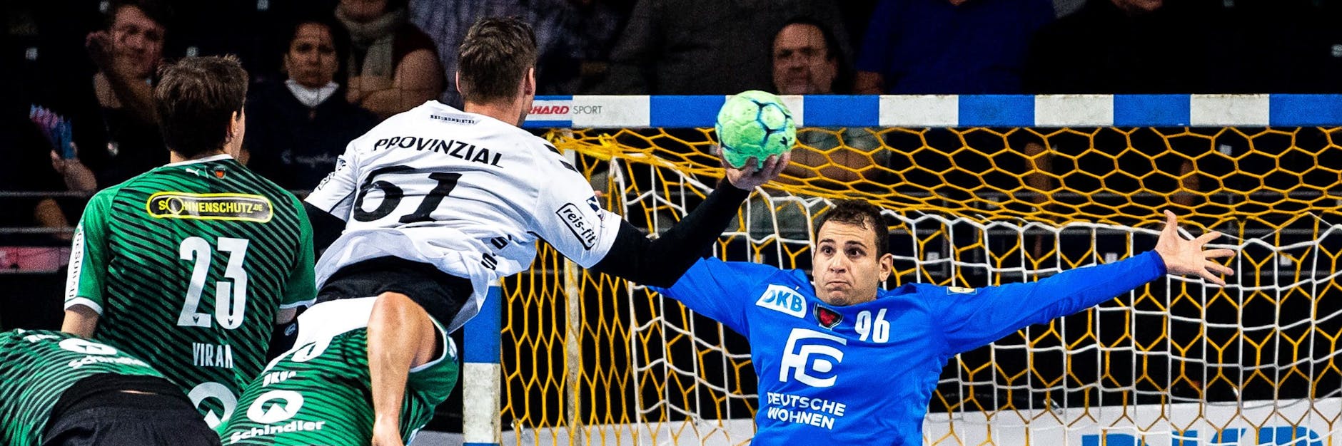 Füchse-Torwart Dejan Milosavljev stellt sich auch Kiel-Star Hendrik Pekeler in den Weg.