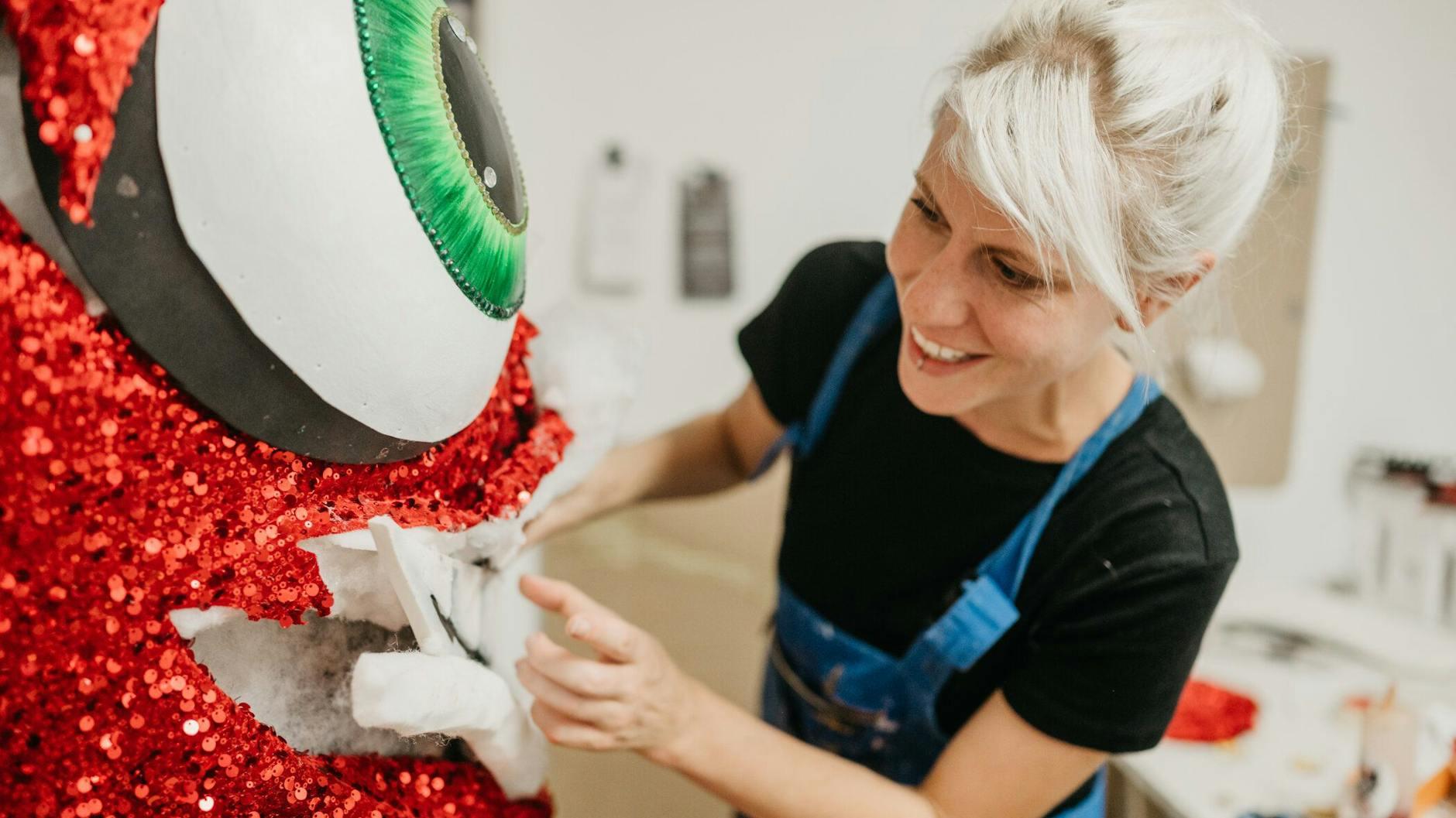 Hinter den Kulissen von „The Masked Singer“: Maskenbauerin Marianna Meinl arbeitet am Kostüm der Chilischote.