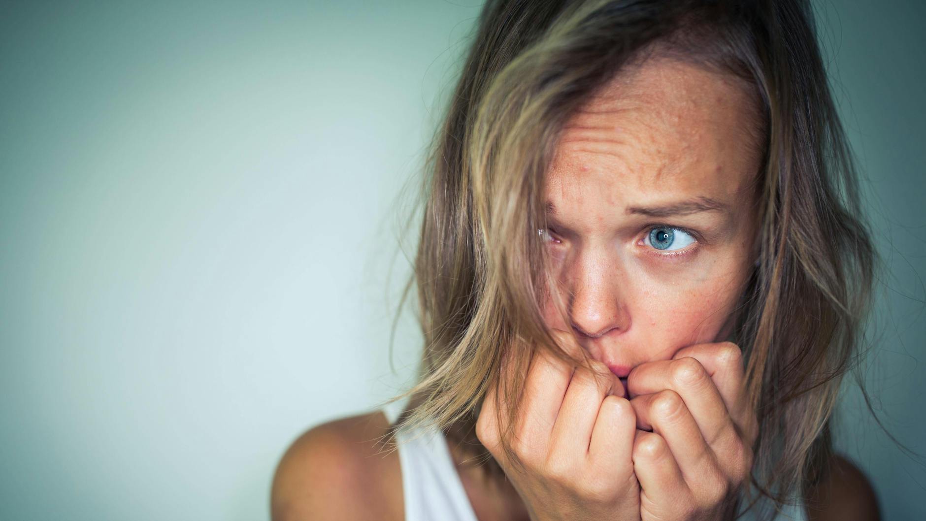 Den Wissenschaftlern zufolge haben psychische Störungen vor allem bei Frauen deutlich zugenommen. Ein Grund dafür ist auch das während des Lockdowns verstärkte Aufkommen von häuslicher Gewalt. (Symbolbild)