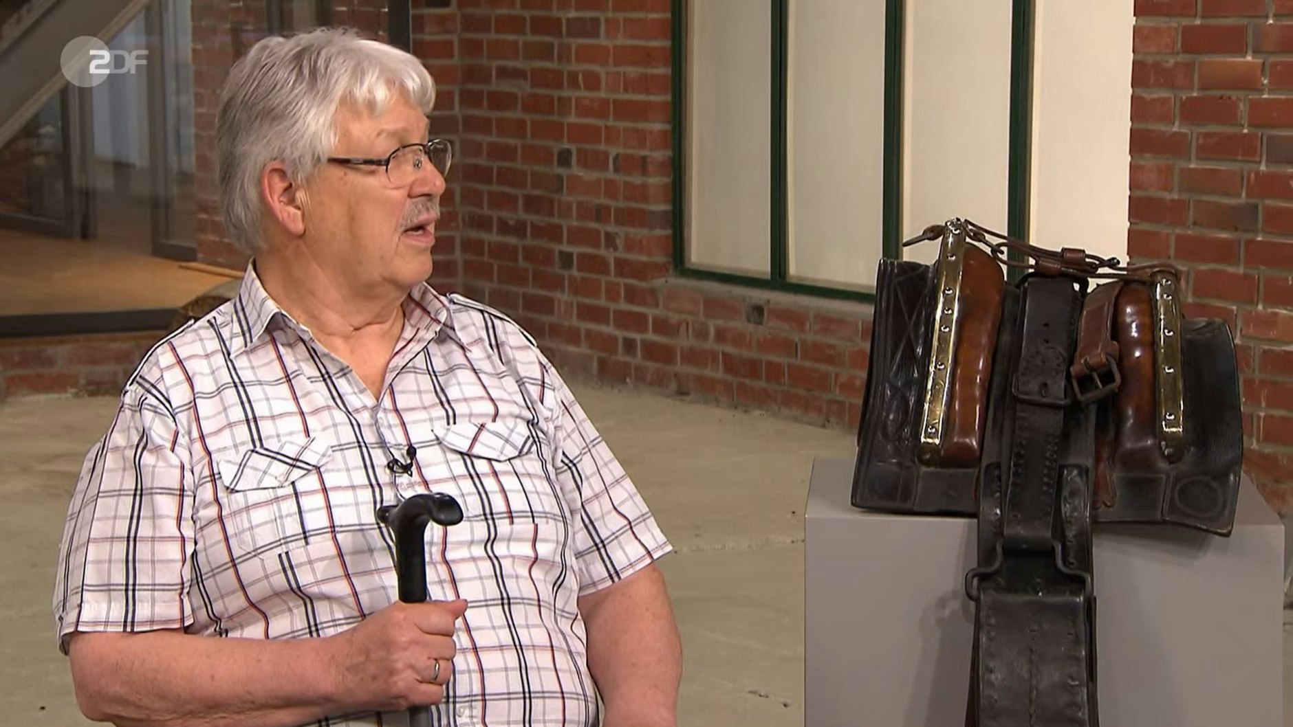 Im „Bares für Rares“-Händlerraum: Kandidat Hans Steckelbruck (78) mit seinem Sattel.