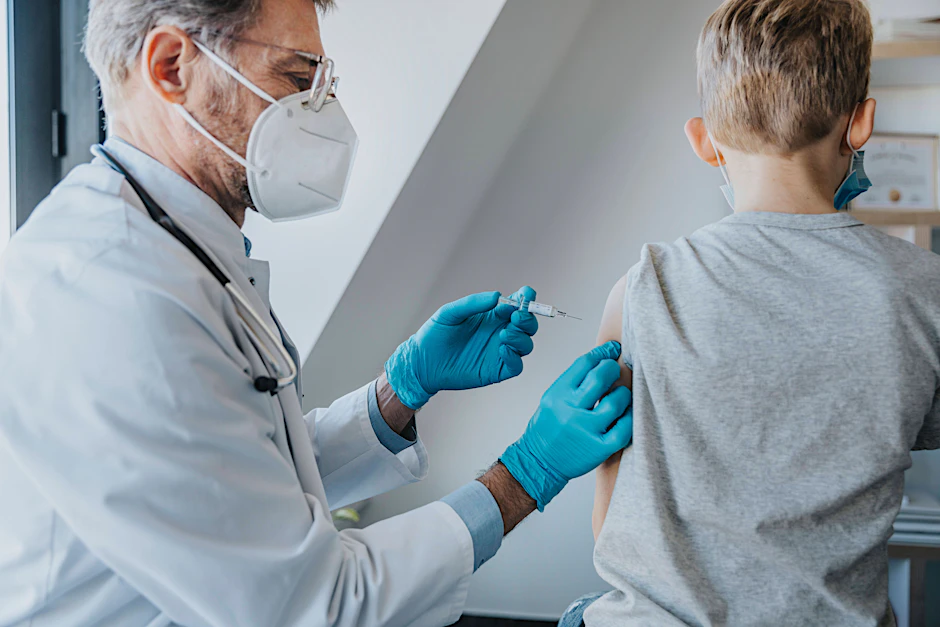 Die Stiko empfiehlt Kindern ab 12 Jahren eine Impfung gegen das Coronavirus&nbsp;– mit einem mRNA-Vakzin. Doch nun wird offenbar aus neuen Studien ersichtlich, dass das Risiko für Herzmuskelentzündungen unterschätzt wurde.