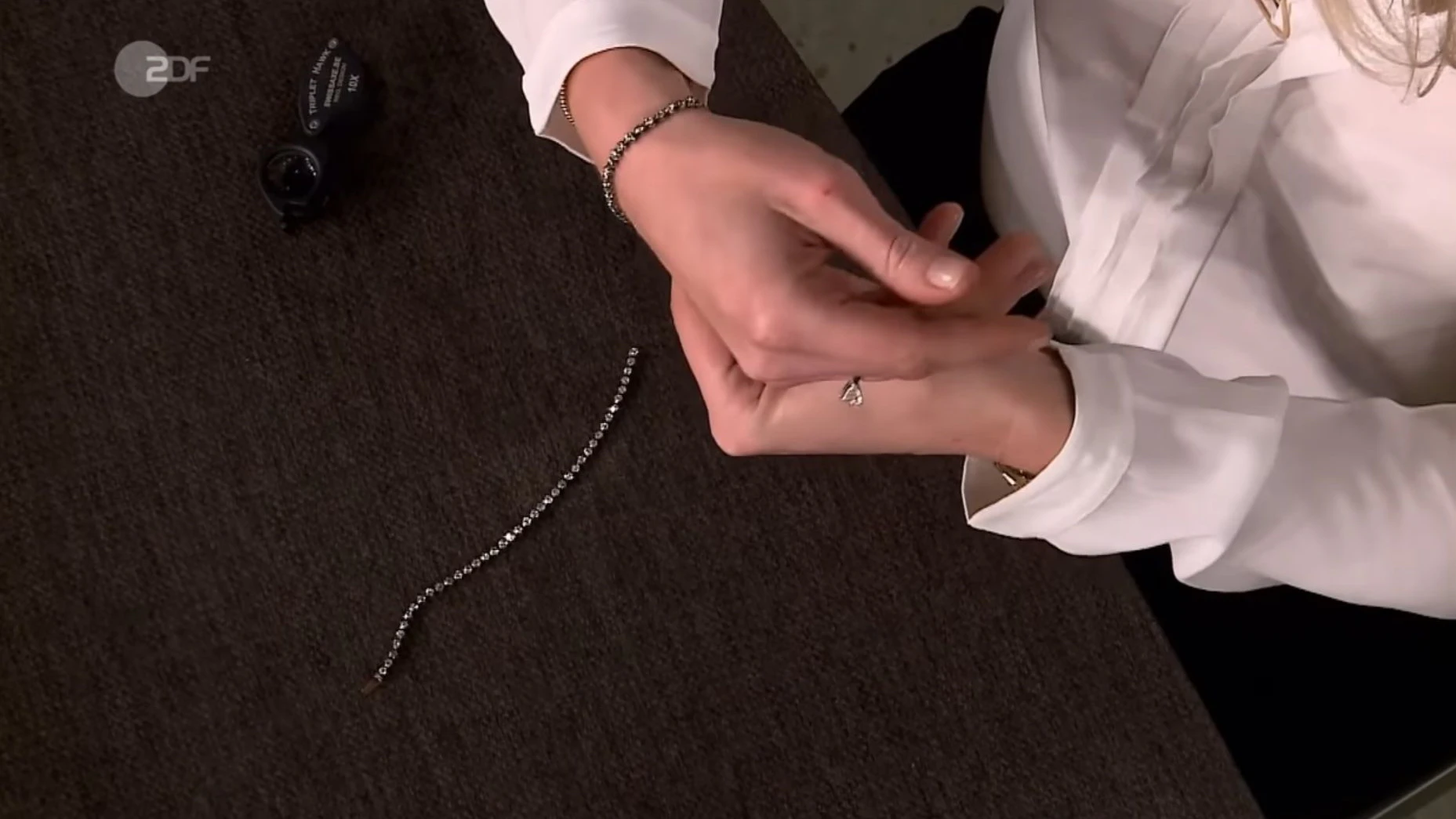 „Bares für Rares“-Händlerin Susanne Steiger probiert die Kette als Armband gleich mal an.&nbsp;