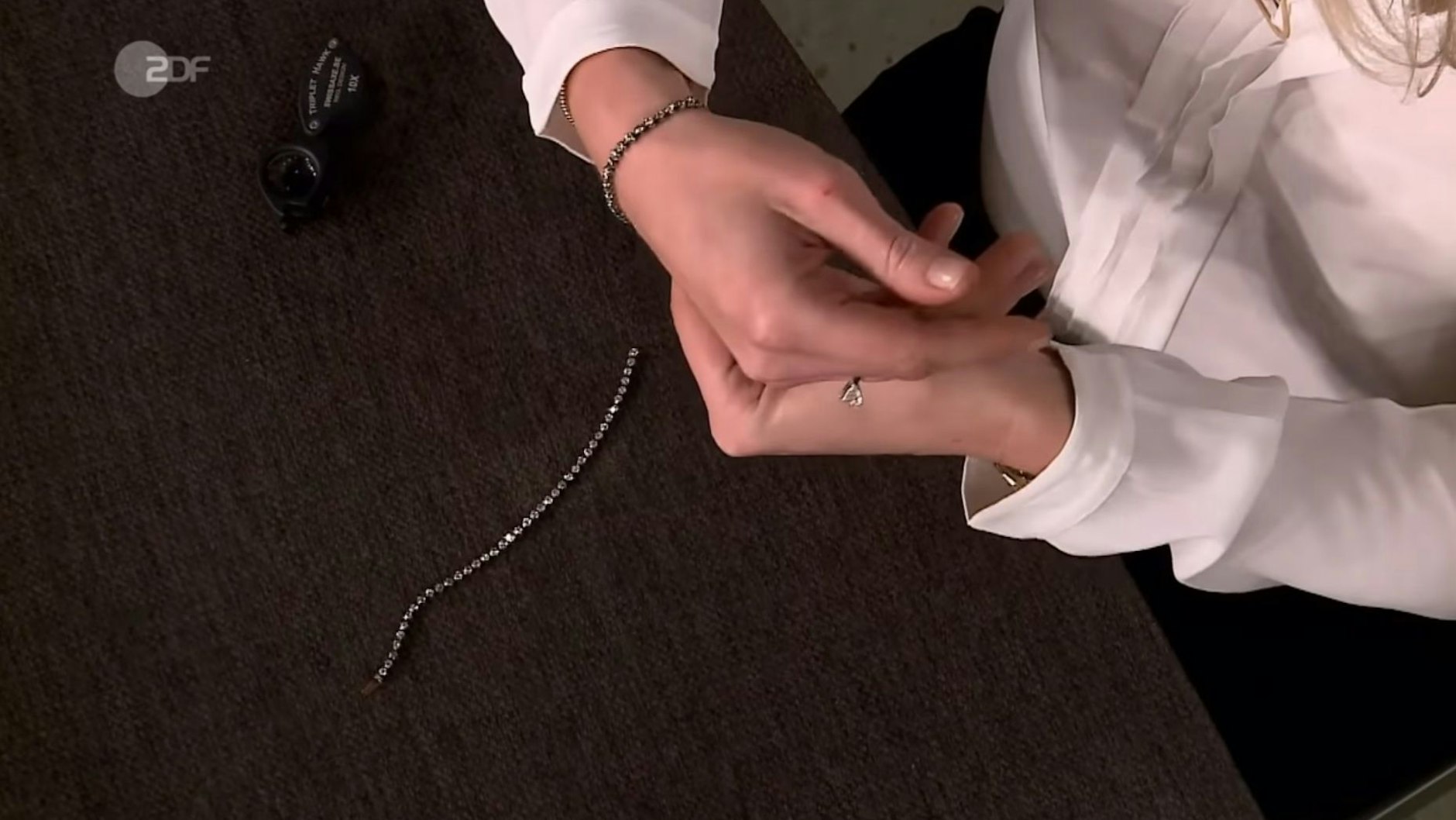 „Bares für Rares“-Händlerin Susanne Steiger probiert die Kette als Armband gleich mal an. 