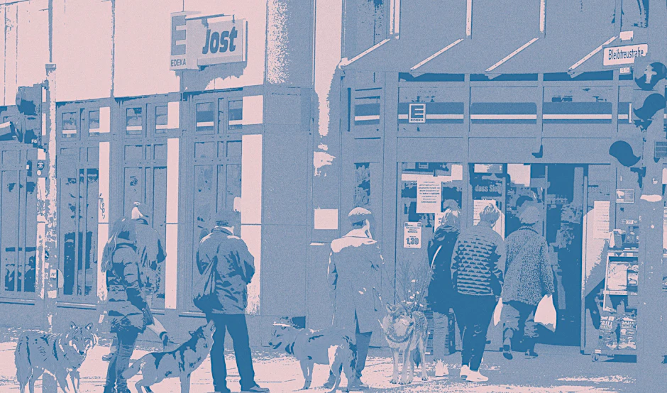 Fleischwurstscheiben für die Welpen: Werden Supermärkte bald auch für Wölfe systemrelevant? Wölfe warten geduldig in der Schlange vor einer Edeka-Filiale in Charlottenburg (Kantstraße Ecke Bleibtreustraße).