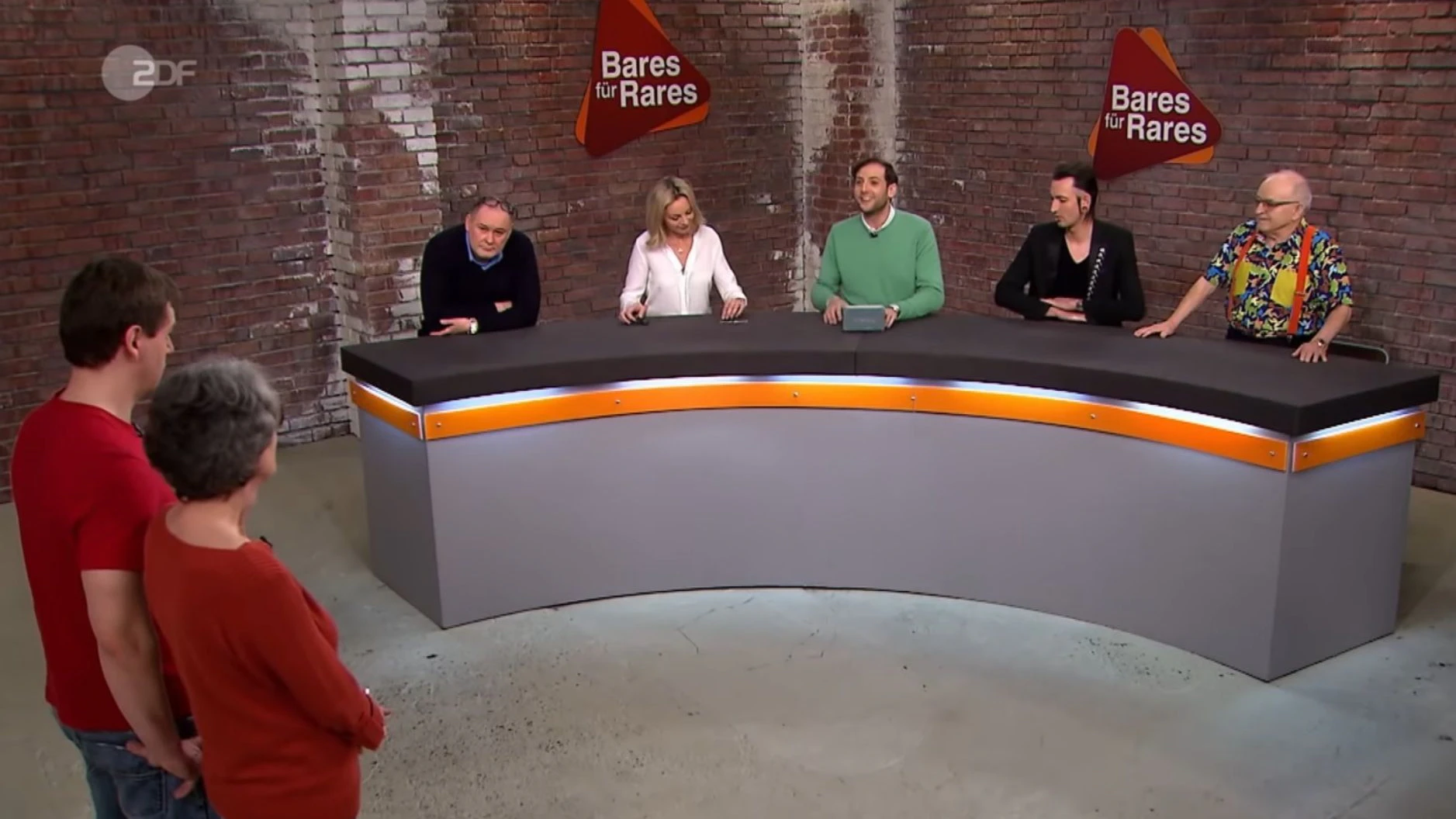 Im&nbsp;„Bares für Rares“-Händlerraum sind alle begeistert von dem Schmuck.