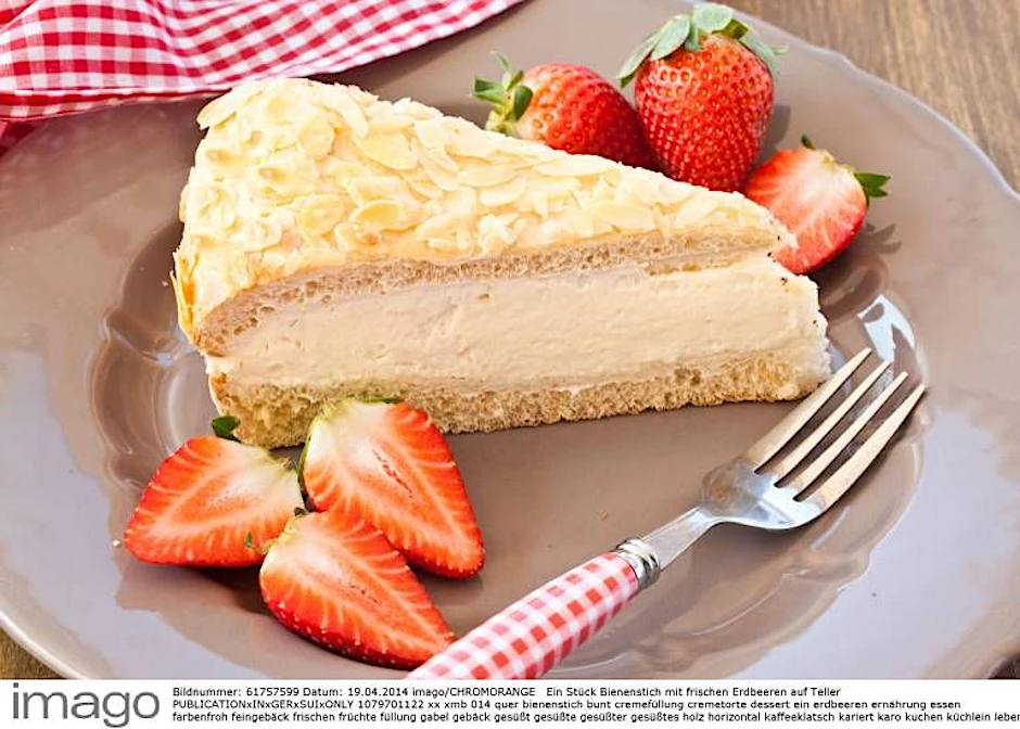 Der Bienenstich mit Pudding-Füllung ist perfekt zum Kaffeetrinken mit den Schwiegereltern.