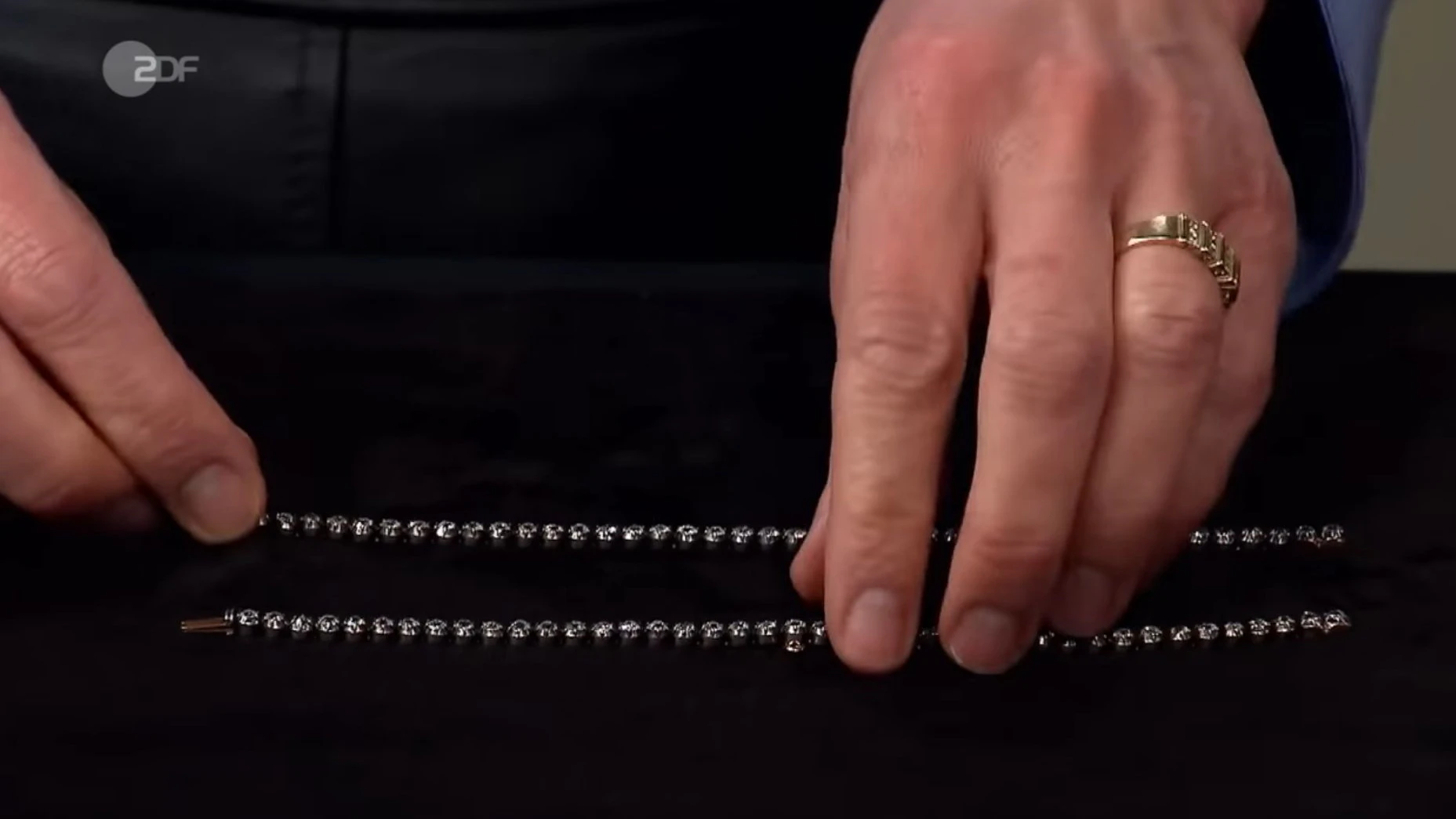 Die Kette, die bei&nbsp;„Bares für Rares“ zum Verkauf steht, besteht aus zwei Armbändern.