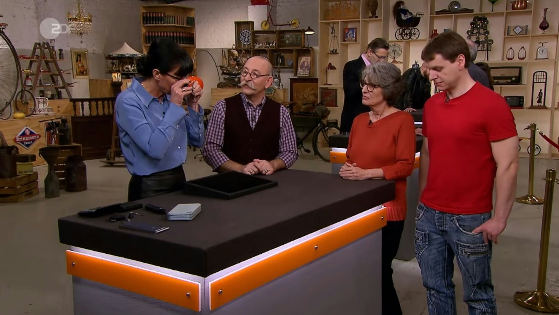 „Bares für Rares“-Expertin Dr. Heide Rezepa-Zabel muss bei der besonderen Kette zweimal hinschauen.&nbsp;