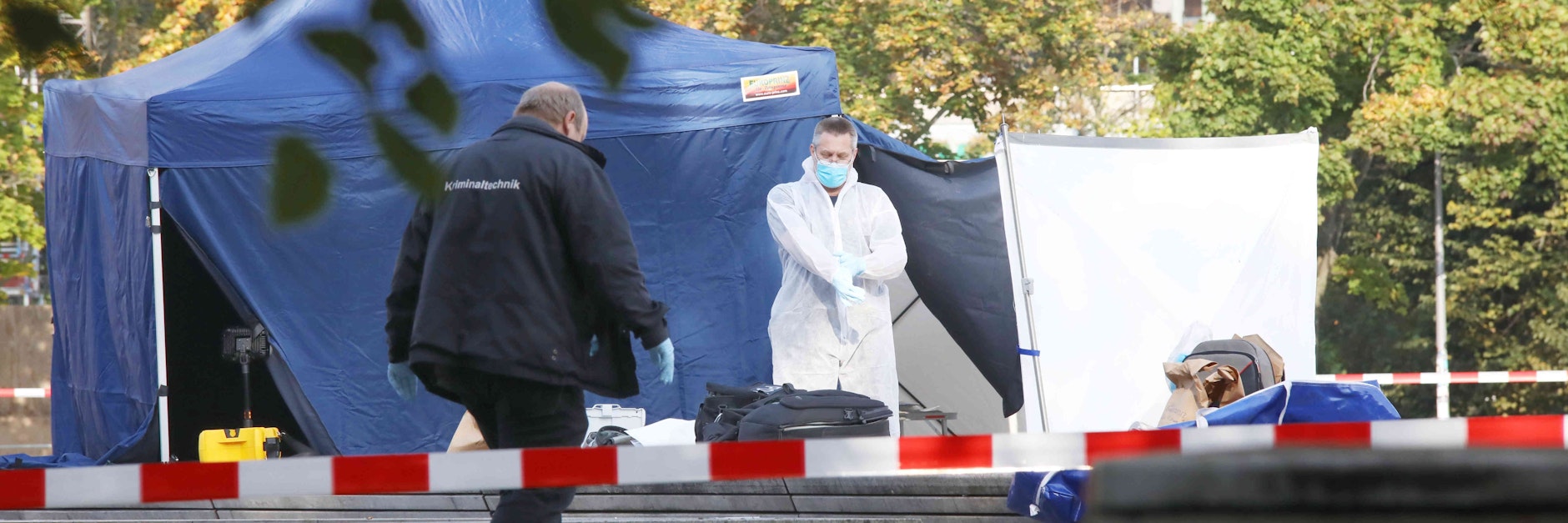 Am Kaskadenbrunnen am Alexanderplatz wurde eine Männerleiche gefunden. Im blauen Zelt wird ermittelt.