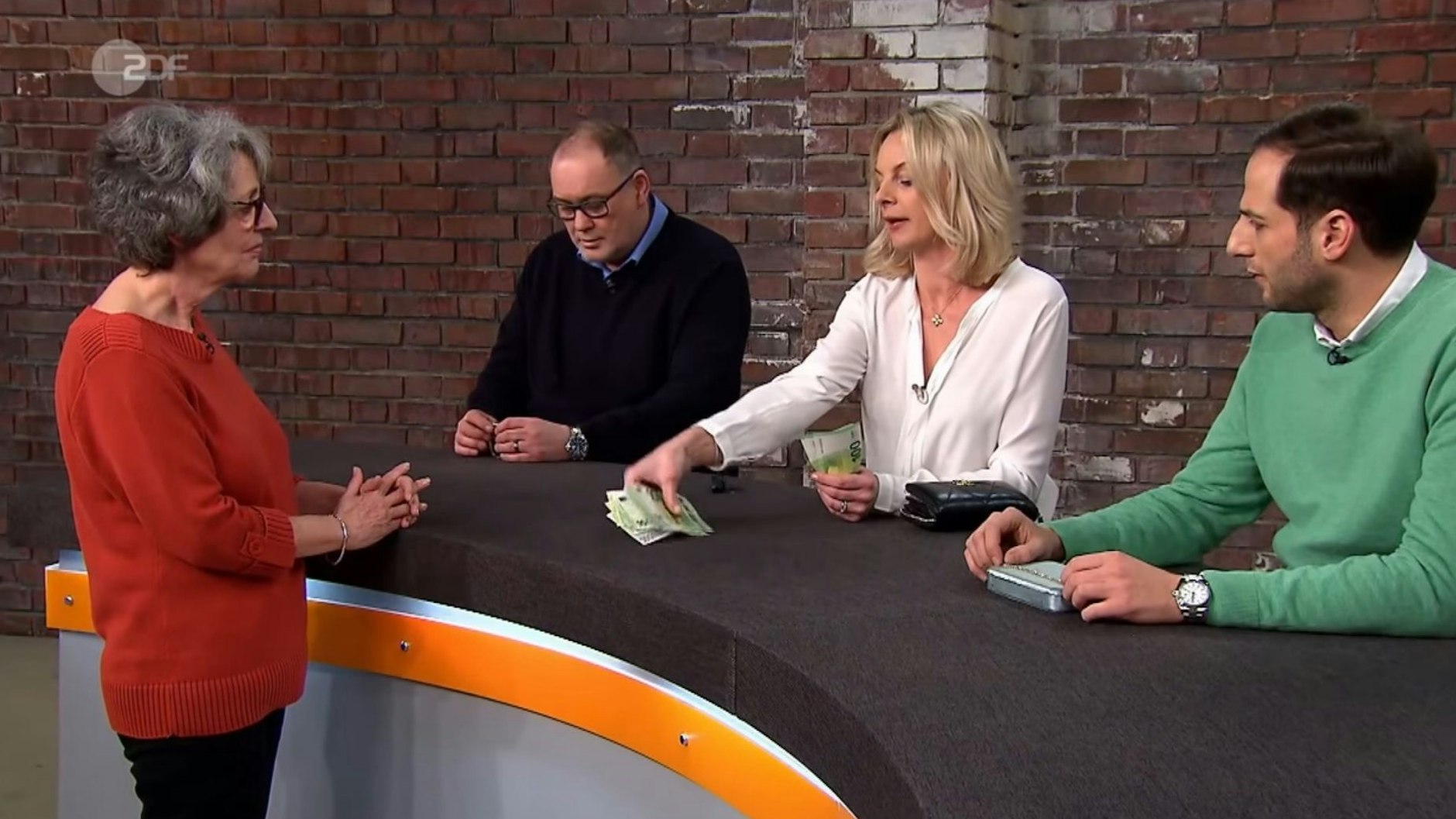 Mit 5000 Euro geht&nbsp;„Bares für Rares“-Kandidatin Ursula überglücklich nach Hause.