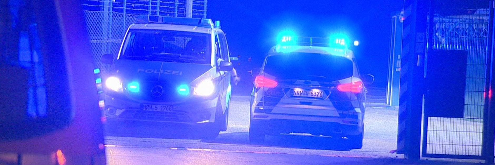 Polizisten durchfahren ein Tor am Flughafen Weeze. Ein Auto hat am Flughafen Weeze am Niederrhein einen Zaun in der Nähe der Rollbahn durchbrochen, so dass eine Passagiermaschine ihren Landeanflug abbrechen musste.&nbsp;