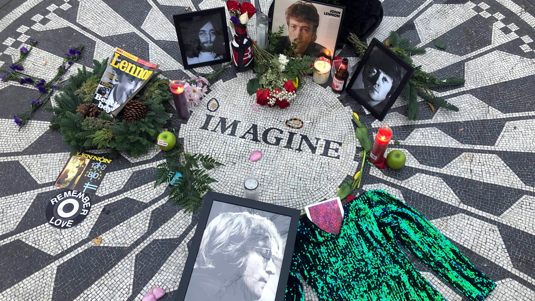 Fotos, Blumen und Kerzen stehen auf der Gedenkstätte Strawberry Fields im Central Park zur Erinnerung an John Lennon.