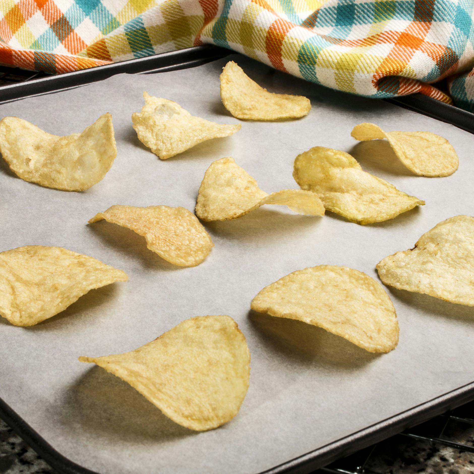Ohne Fett und richtig knusprig: So machen Sie Kartoffelchips ganz einfach selber – in nur 8 Minuten!