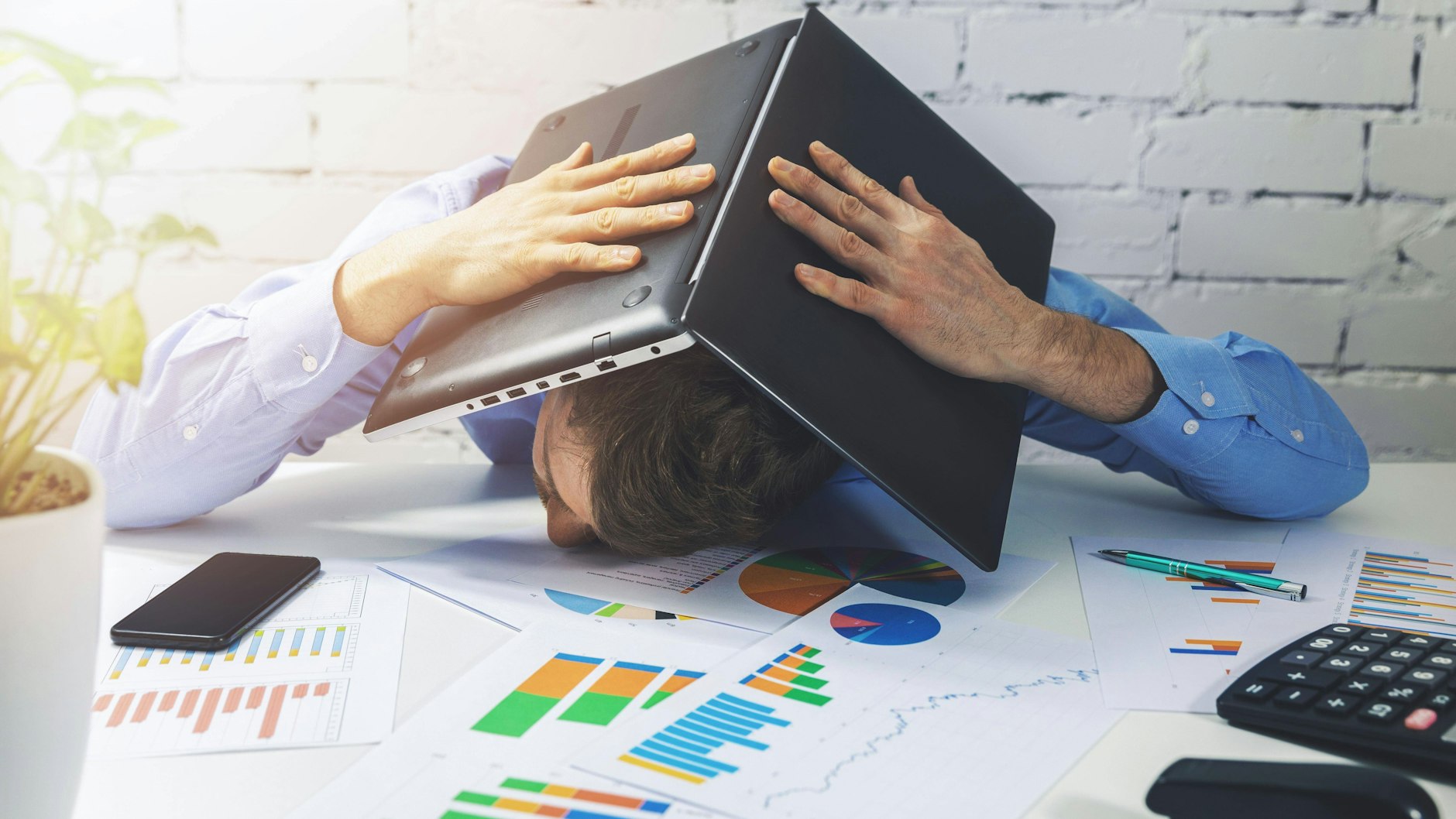 Diesem Büroangestellten ist der Stress über den Kopf gewachsen (Symbolbild).