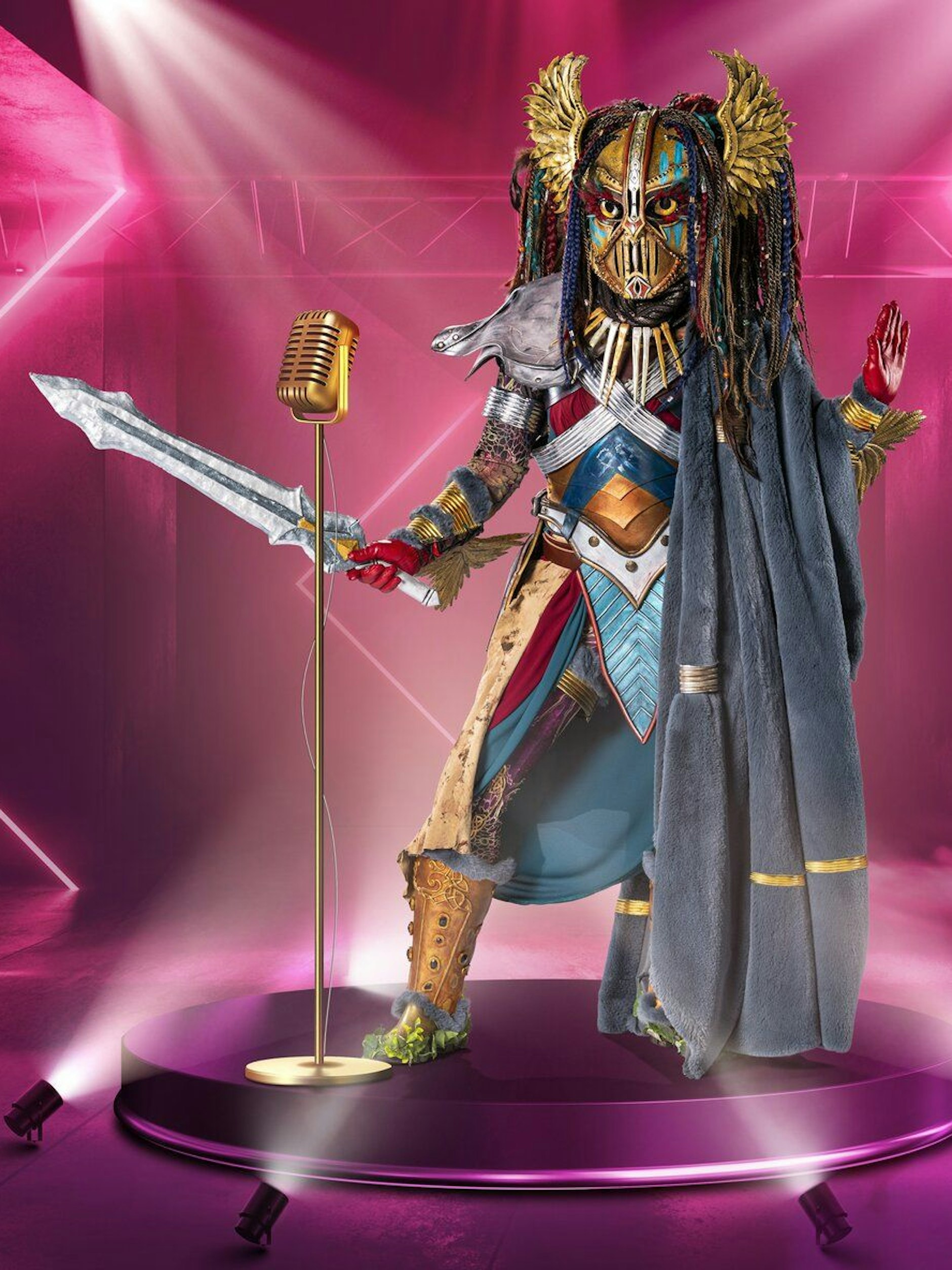 Die Heldin bei „The Masked Singer“ trägt einen Panzer aus unzähligen Einzelteilen - und die Haarpracht besteht aus Zöpfen, die in 150 Arbeitsstunden per Hand geflochten wurden.