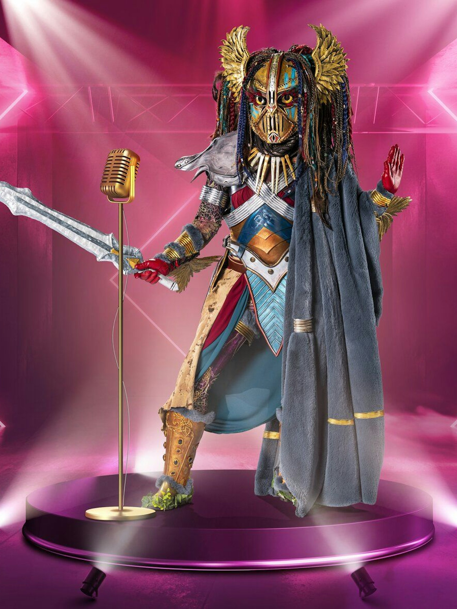 Die Heldin von „The Masked Singer“ trägt einen Panzer aus unzähligen Einzelteilen - und die Haarpracht besteht aus Zöpfen, die in 150 Arbeitsstunden per Hand geflochten wurden.