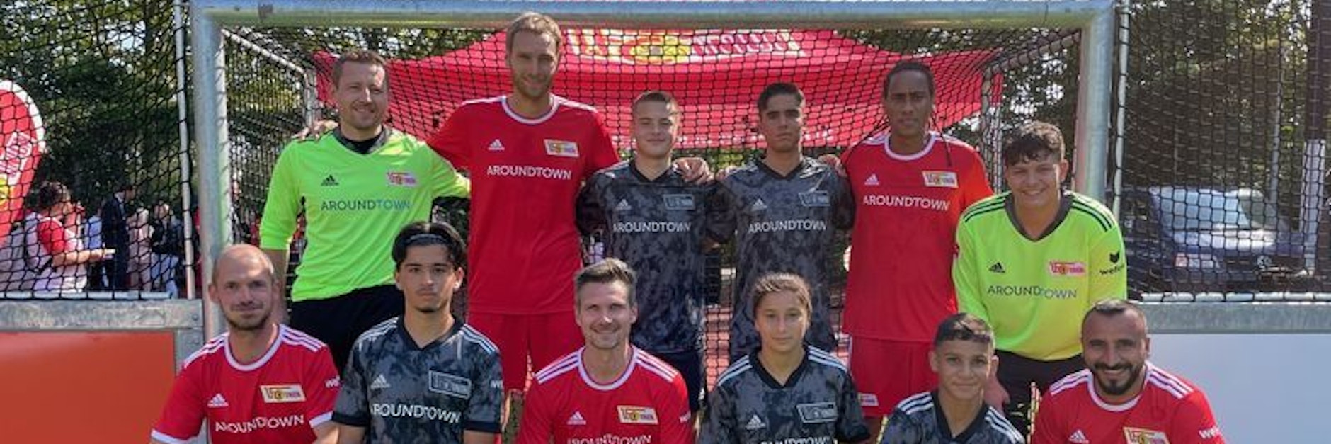 Michael Parensen (3.v.l, untere Reihe) engagiert sich gerade fü soziale Projekte des 1. FC Union