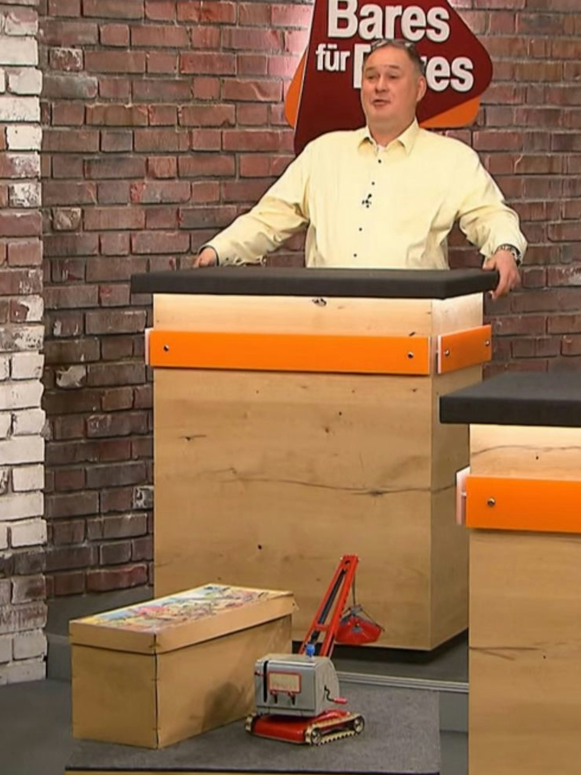 „Bares für Rares“-Star Walter „Waldi“ Lehnertz schnappte sich den Bagger.