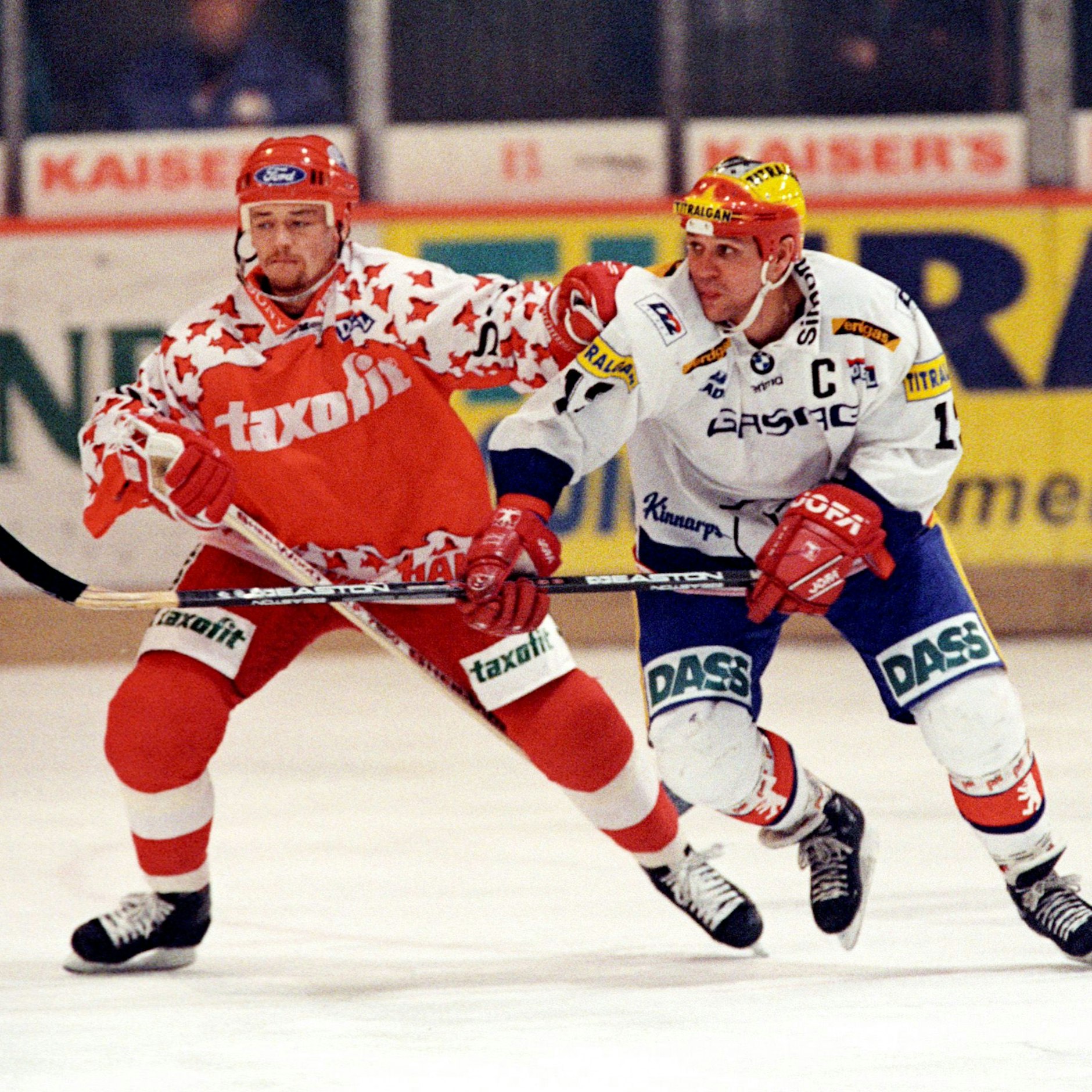 Saison 1996/97: Peter John Lee (r.) im Duell mit Kölns Alexander Genze.<br><br>