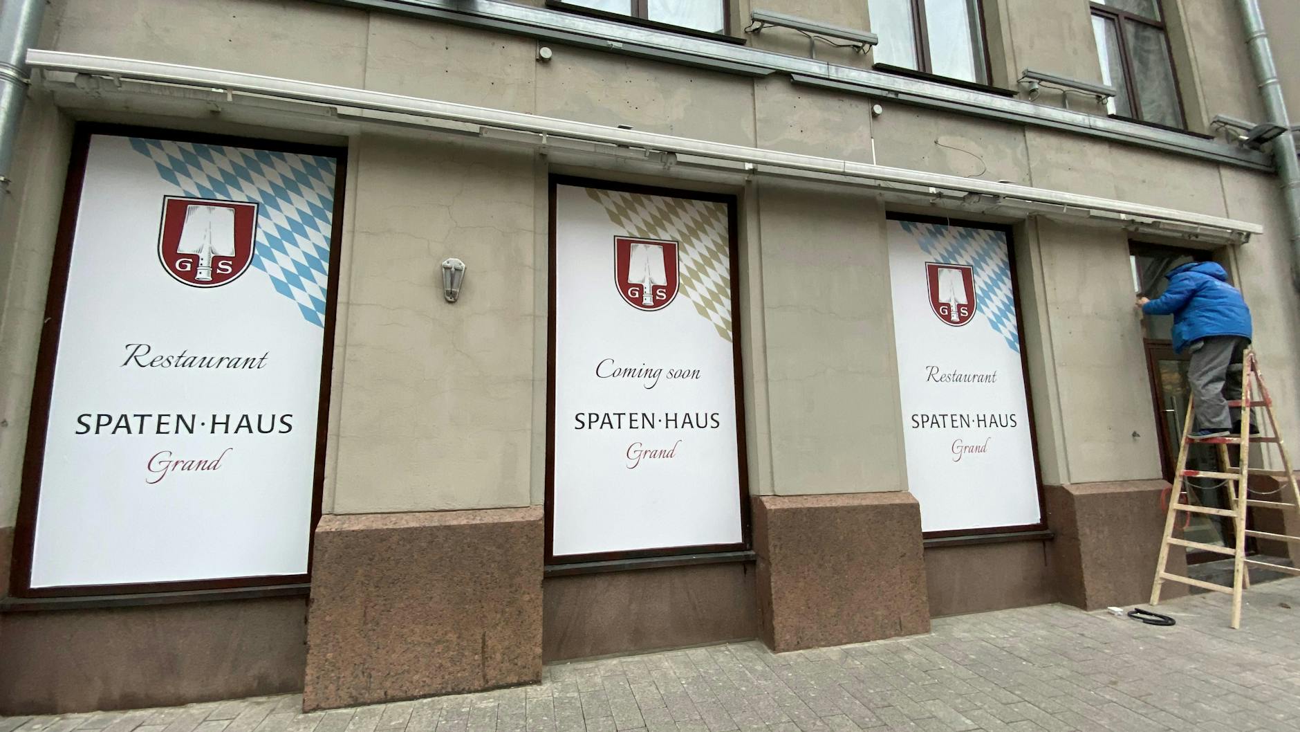 Ein Arbeiter verrichtet am neuen Restaurant „Spaten Haus Grand“ mit deutscher Küche die letzten Arbeiten vor der Eröffnung mit einem „Oktoberfest“ am 15. Oktober.