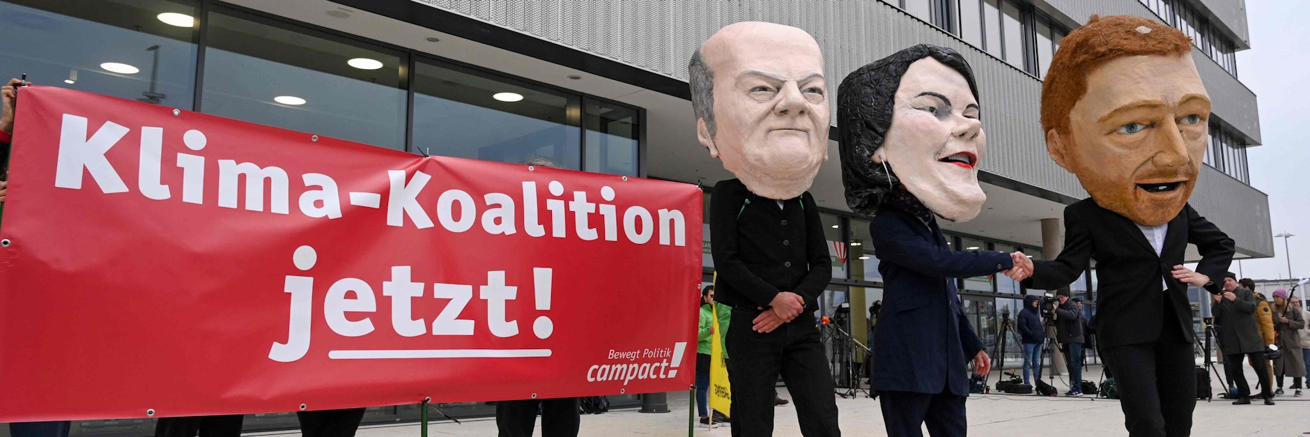 Nicht nett, Annalena Baerbock ein Doppelkinn zu verpassen ... Bei der zweiten Dreier-Sondierung von SPD, Grünen und FDP demonstrierten Klima-Aktivisten vor dem CityCube mit Riesen-Köpfen Baerbocks, Olaf Scholz' und Christian Lindners.