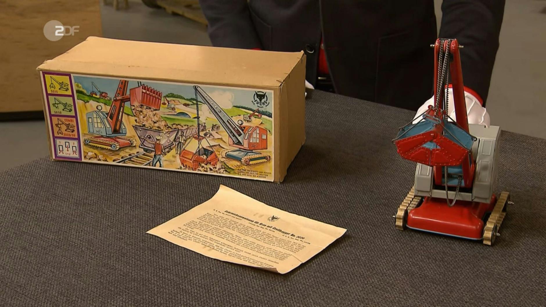 Der Bagger kam mitsamt Karton und Anleitung bei „Bares für Rares“ unter den Hammer.