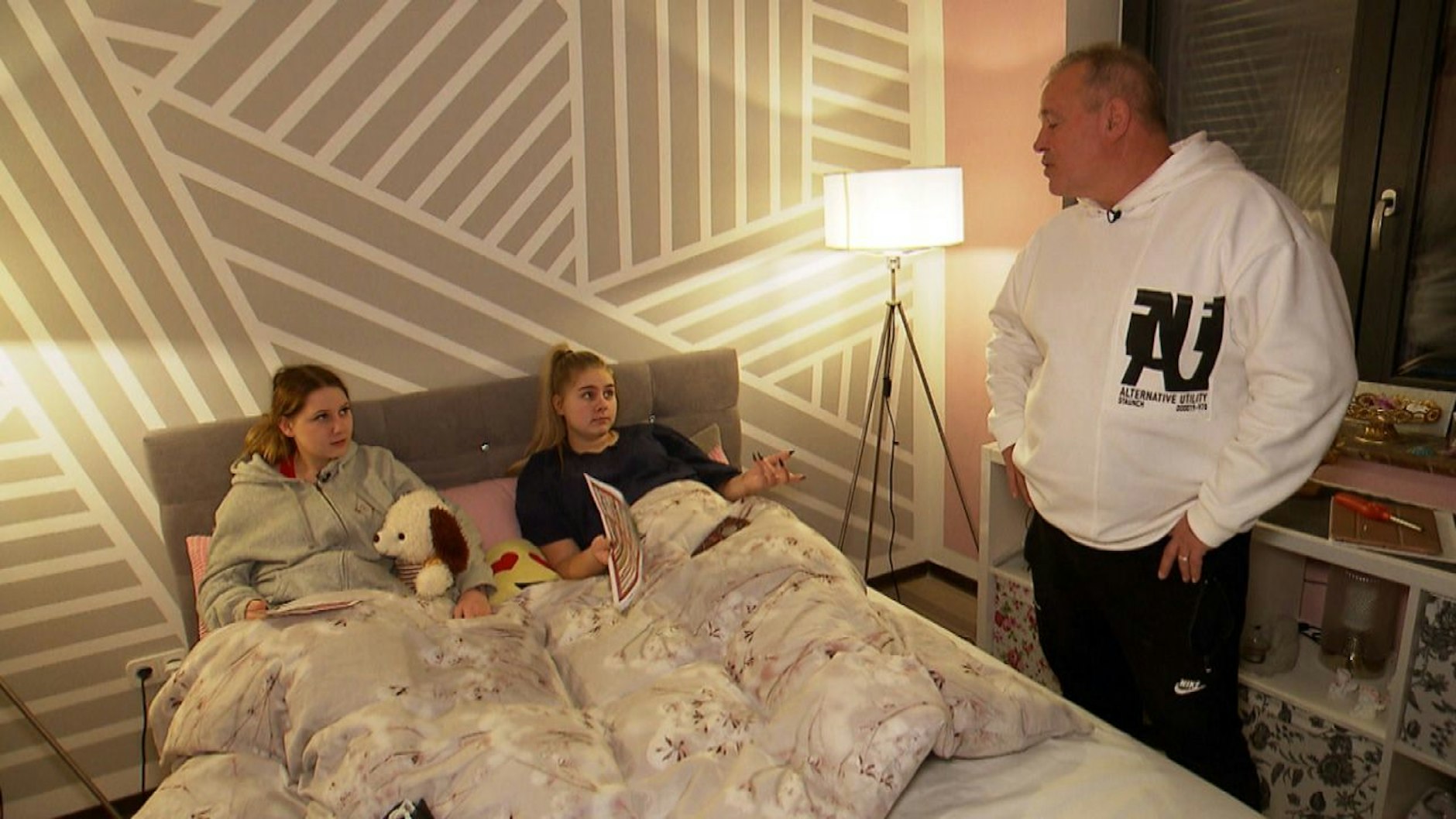 „Die Wollnys“ : Estefania lernt mit Loredana für den Führerschein.