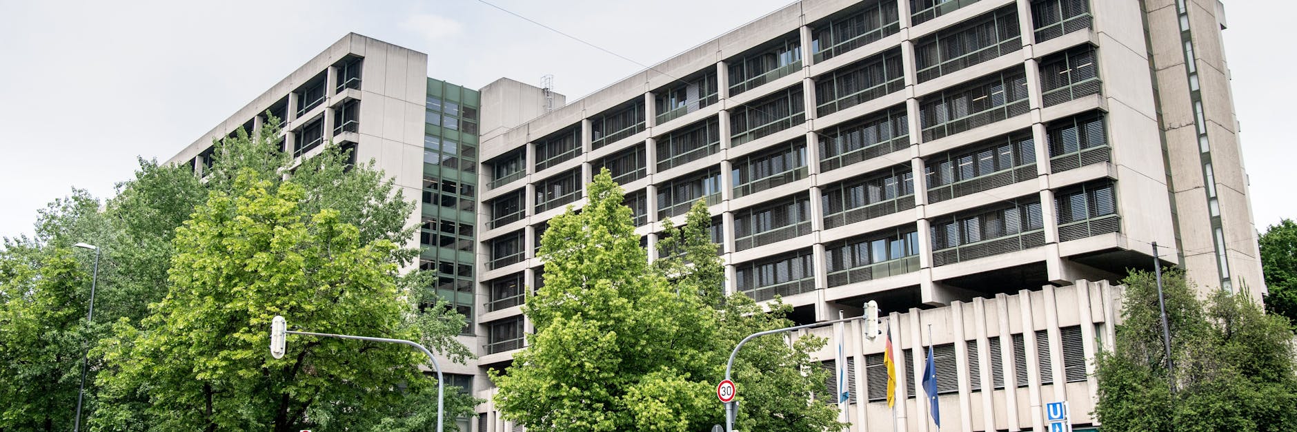 Das Gerichtsgebäude für das Amtsgericht, das Landgericht I und II in München, das Oberlandesgericht und die Staatsanwaltschaft sind an der Kreuzung der Nymphenburger Straße/Sandstraße zu sehen.